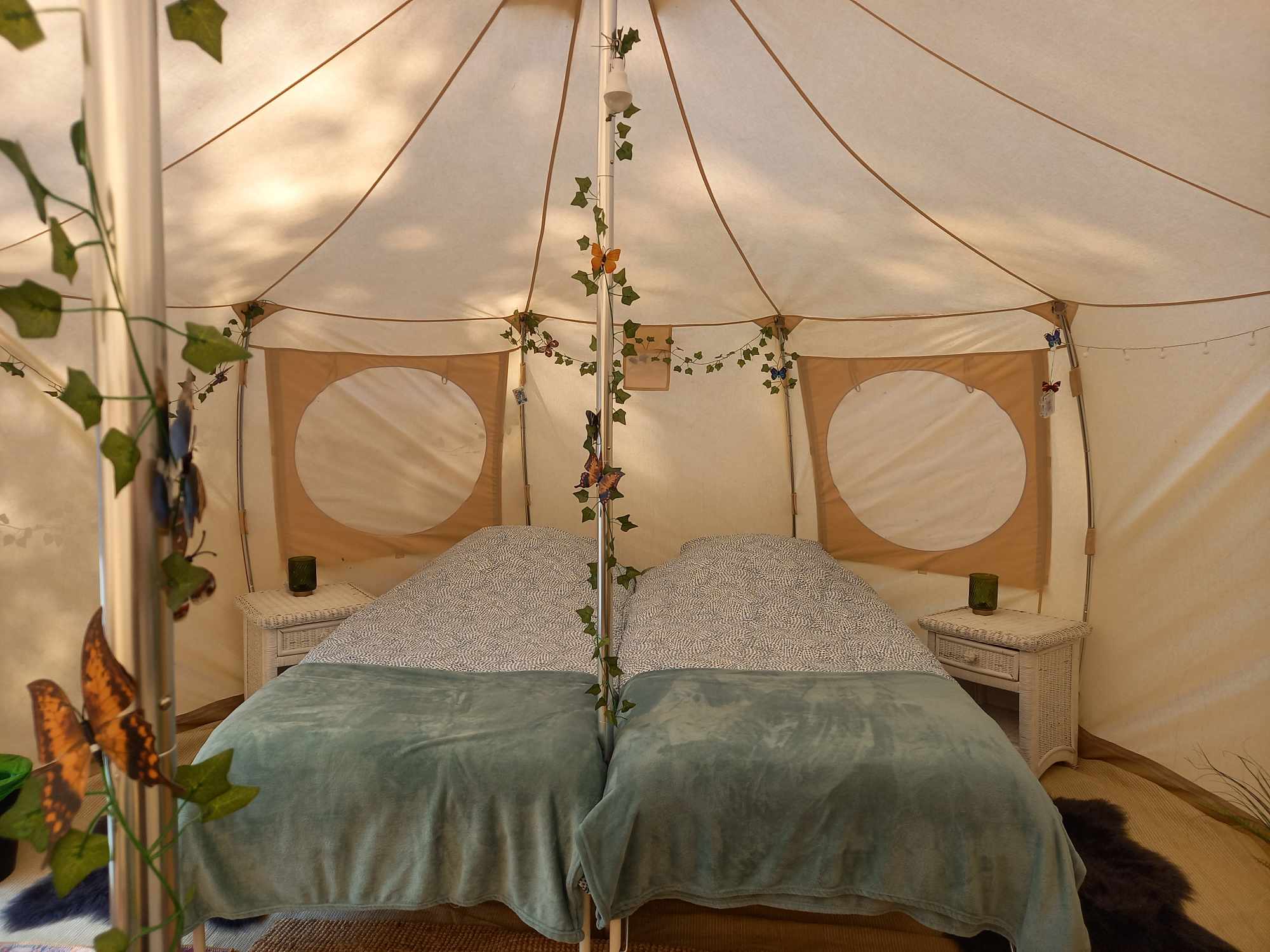 Tente jungle avec ambulance militaire — Nuit insolite à Allier à Marcenat — détail architectural