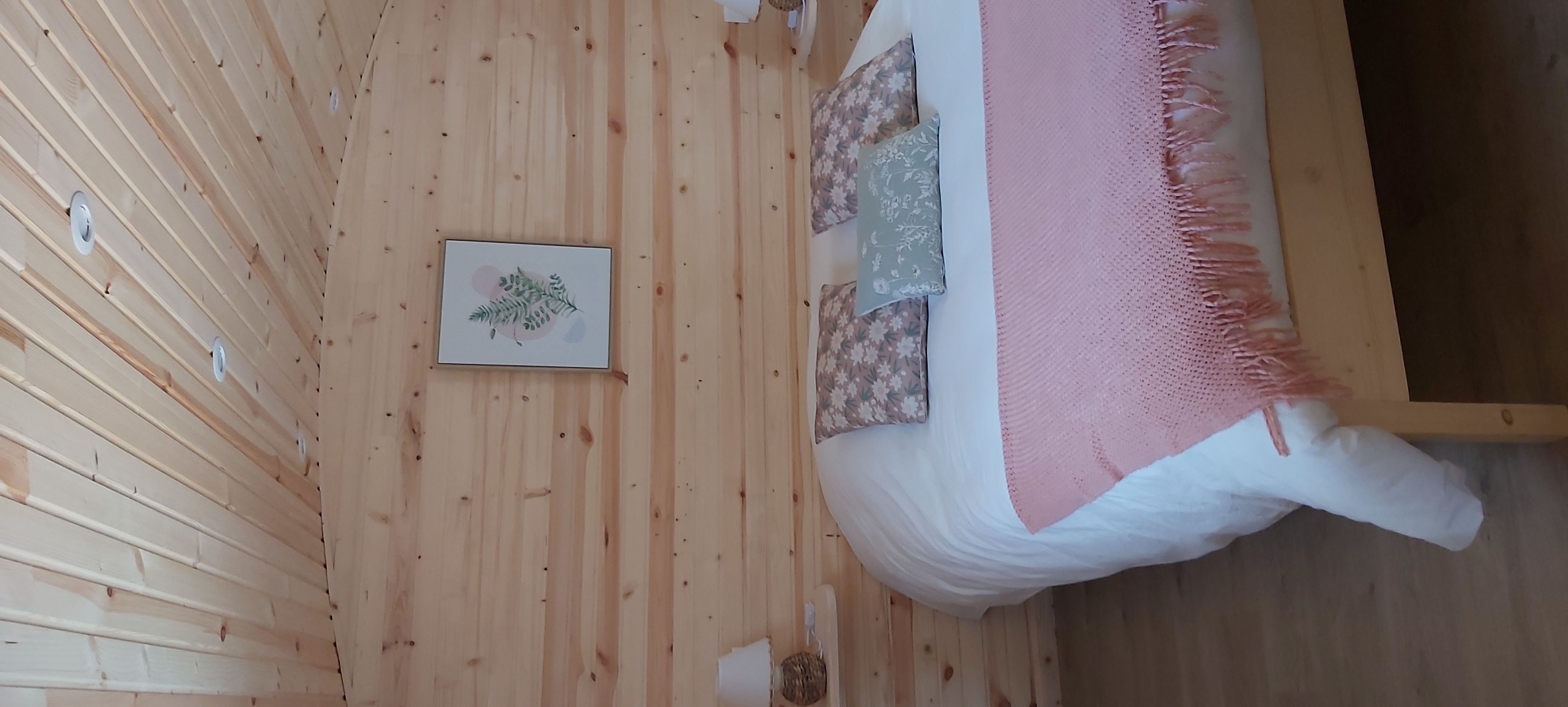 Roulotte champêtre en Auvergne : un cocon familial au cœur de la nature à Vallon-En-Sully — vue intérieure