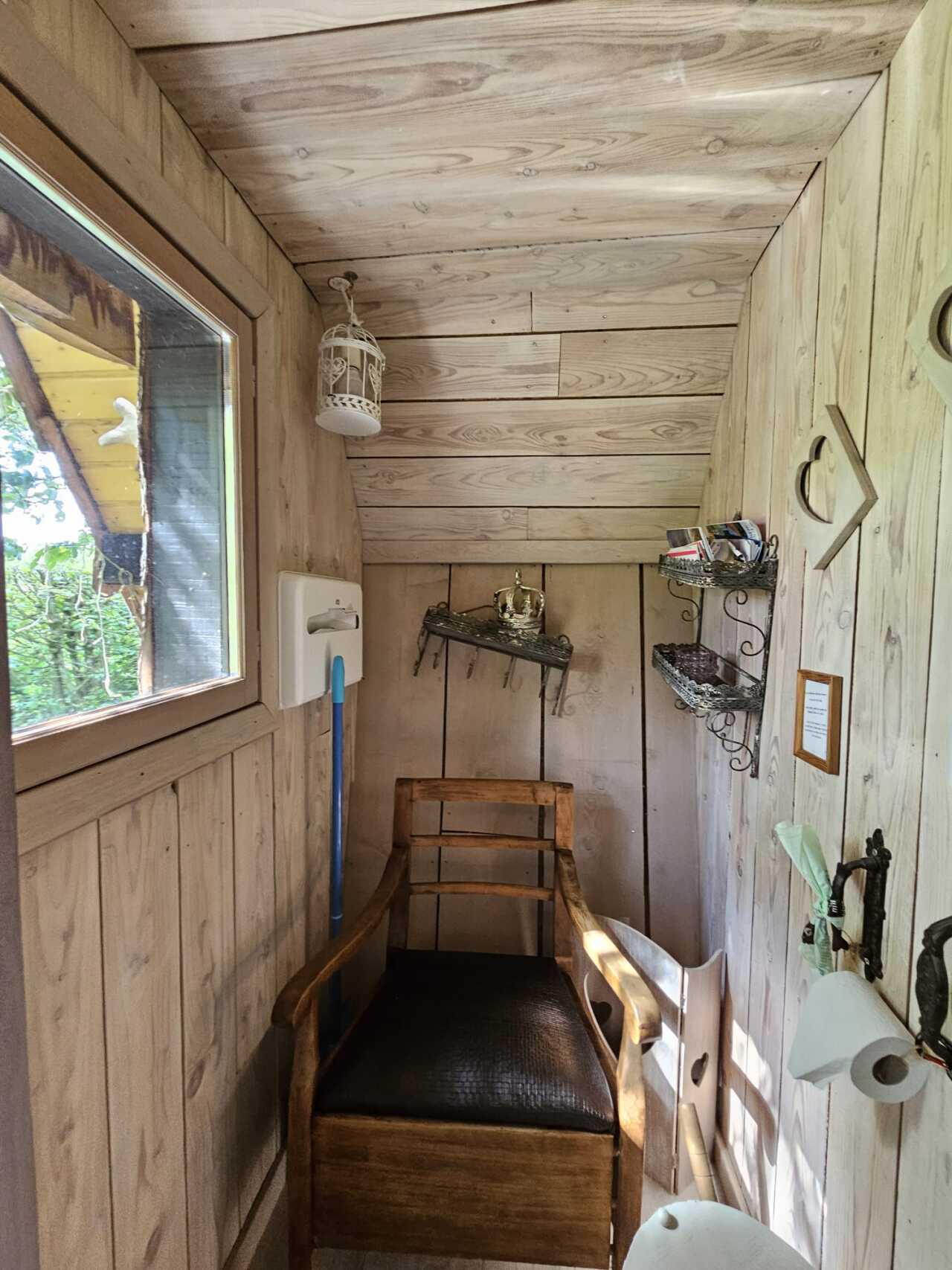 La Fée Oursinest : une cabane enchantée en Picardie à Essuiles — environnement naturel