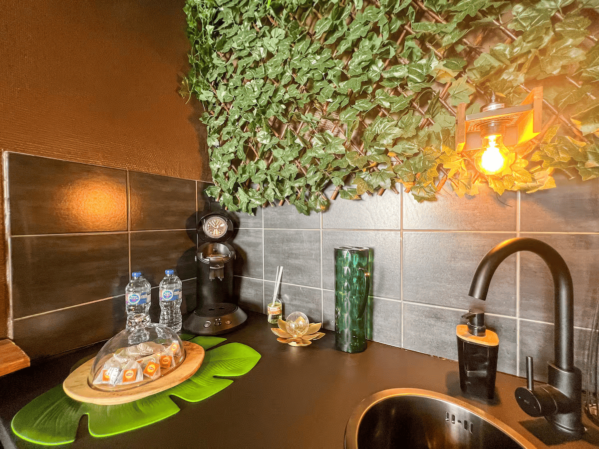 La Tanière de Mowgli — Chambre à thème avec spa à Plage du Môle (Hérault) à Agde — détail architectural