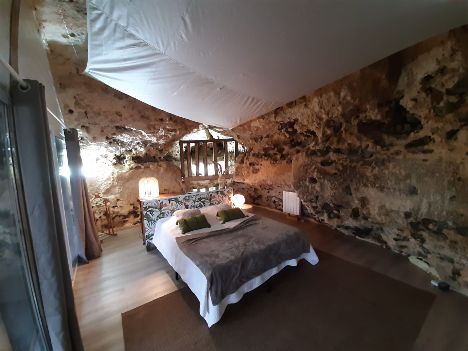 La Suite des Fouleries : une maison troglodyte avec spa et sauna à Chateaudun — chambre