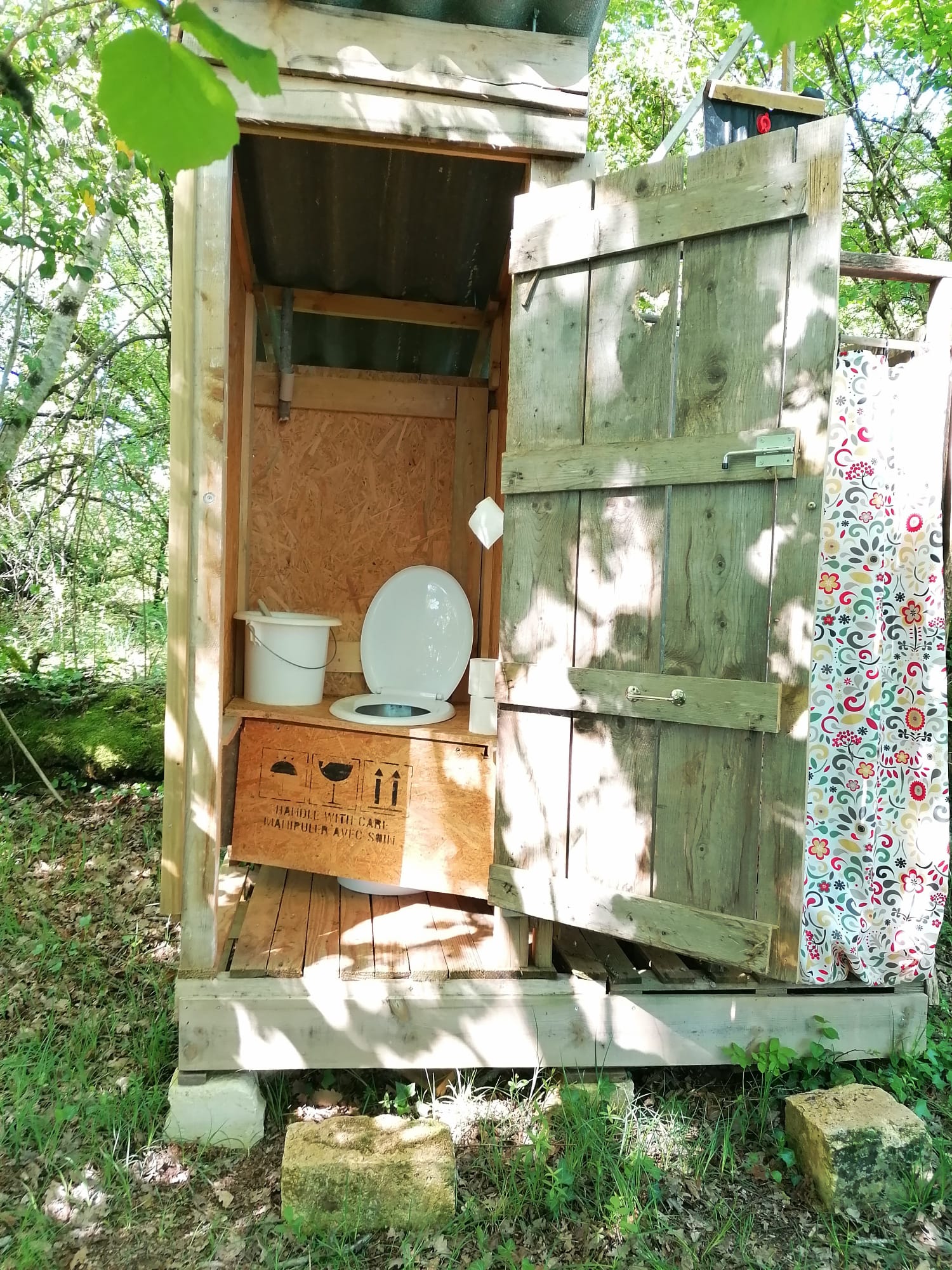 Séjournez dans une yourte au cœur de l'Aquitaine à Saint Front D'alemps — salle de bain