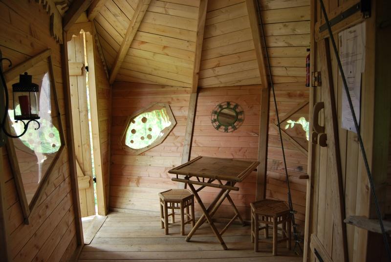 Cabane des Buis : une échappée belle dans les arbres à Magné — vue intérieure
