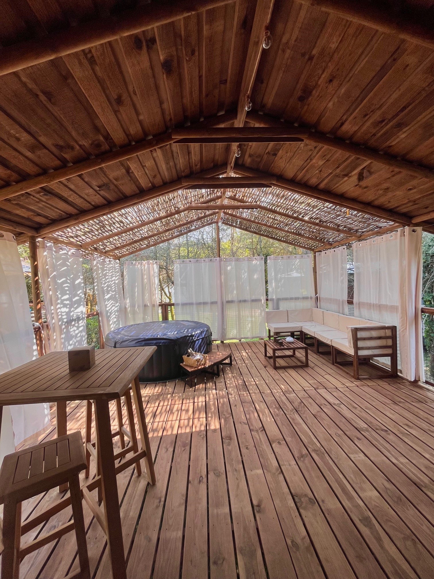 Évasion romantique dans une cabane avec jacuzzi en Aquitaine à Saint-Astier — détail architectural