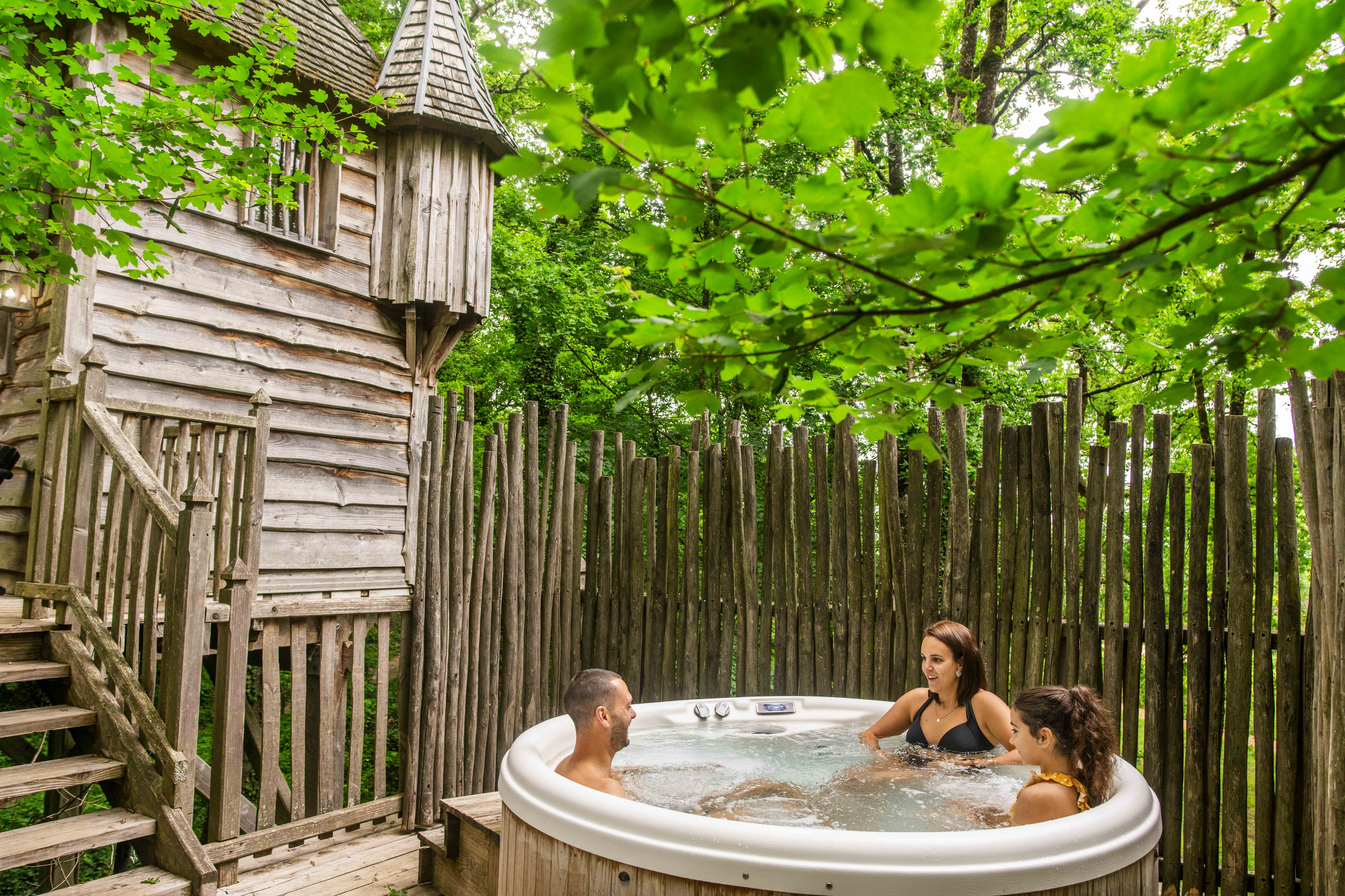 Cabane Château Milandes & Spa : une expérience suspendue en Aquitaine à Beaumontois En Perigord — salle de bain