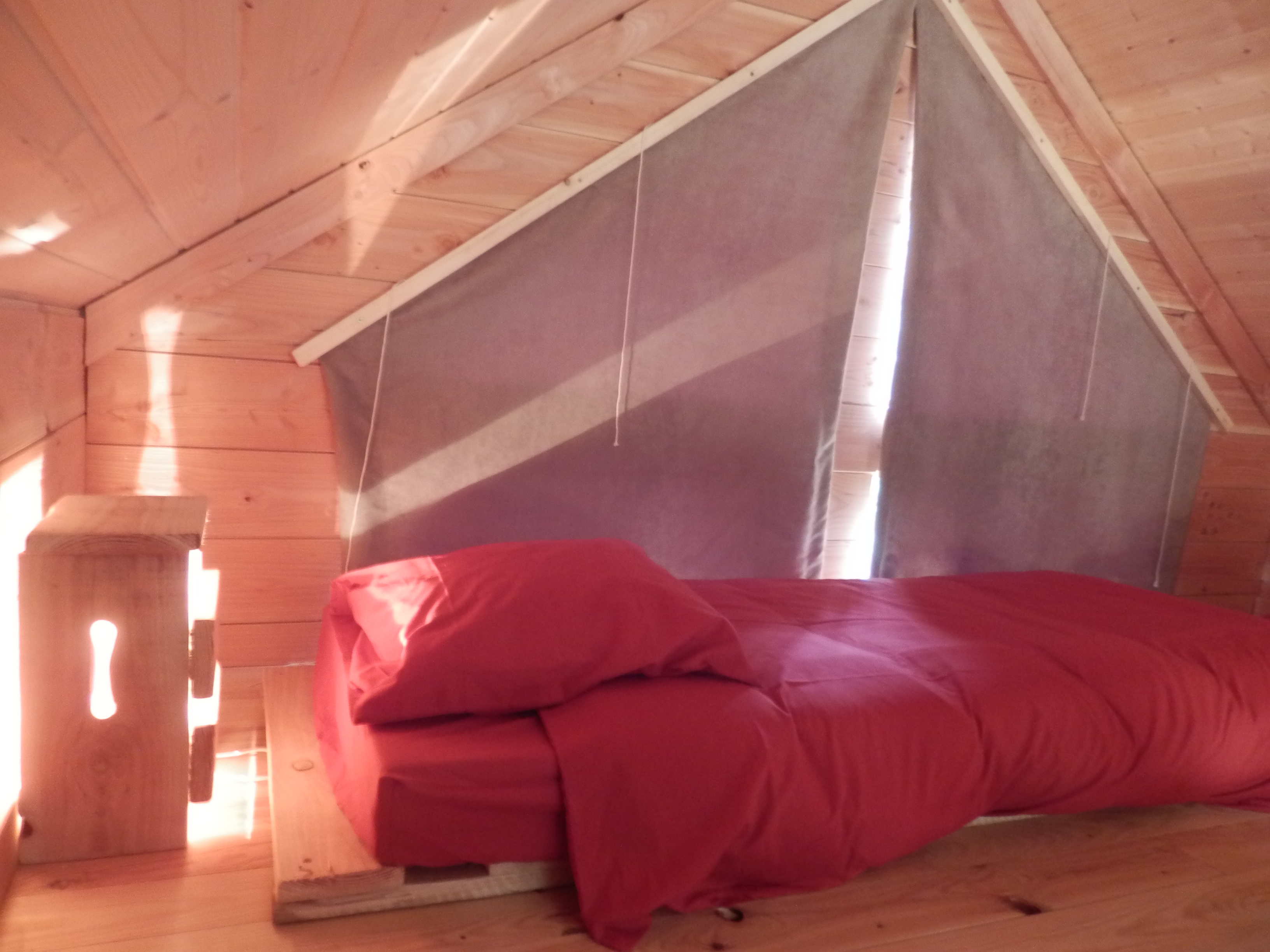 Cabane écolodge : une immersion en Bourgogne à Broye — chambre