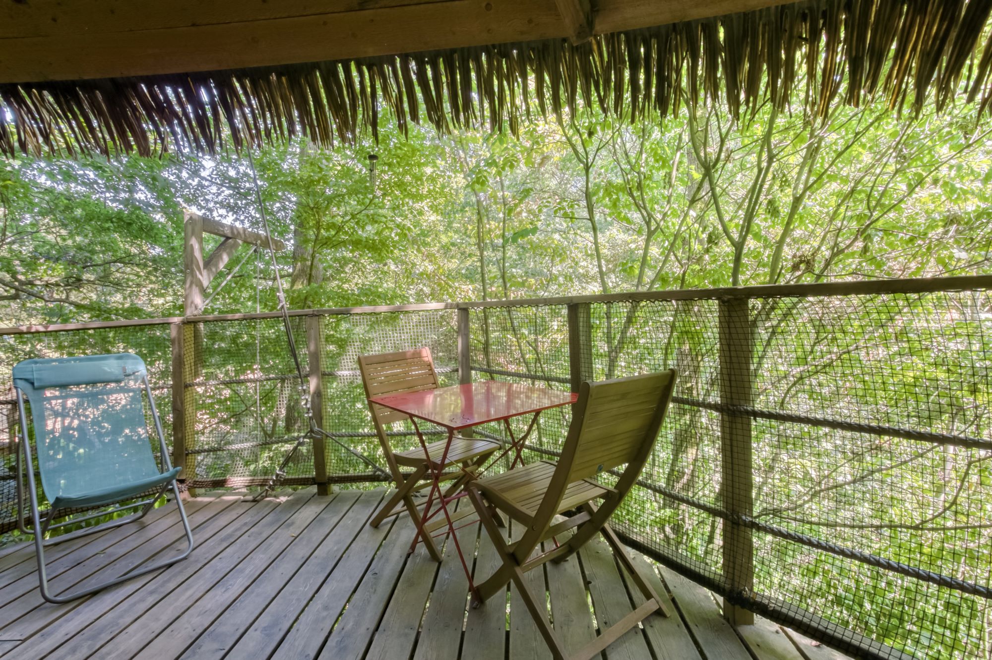 Cabane Zen perchée — Nuit romantique à 8m en Charente-Maritime à Pessines — chambre
