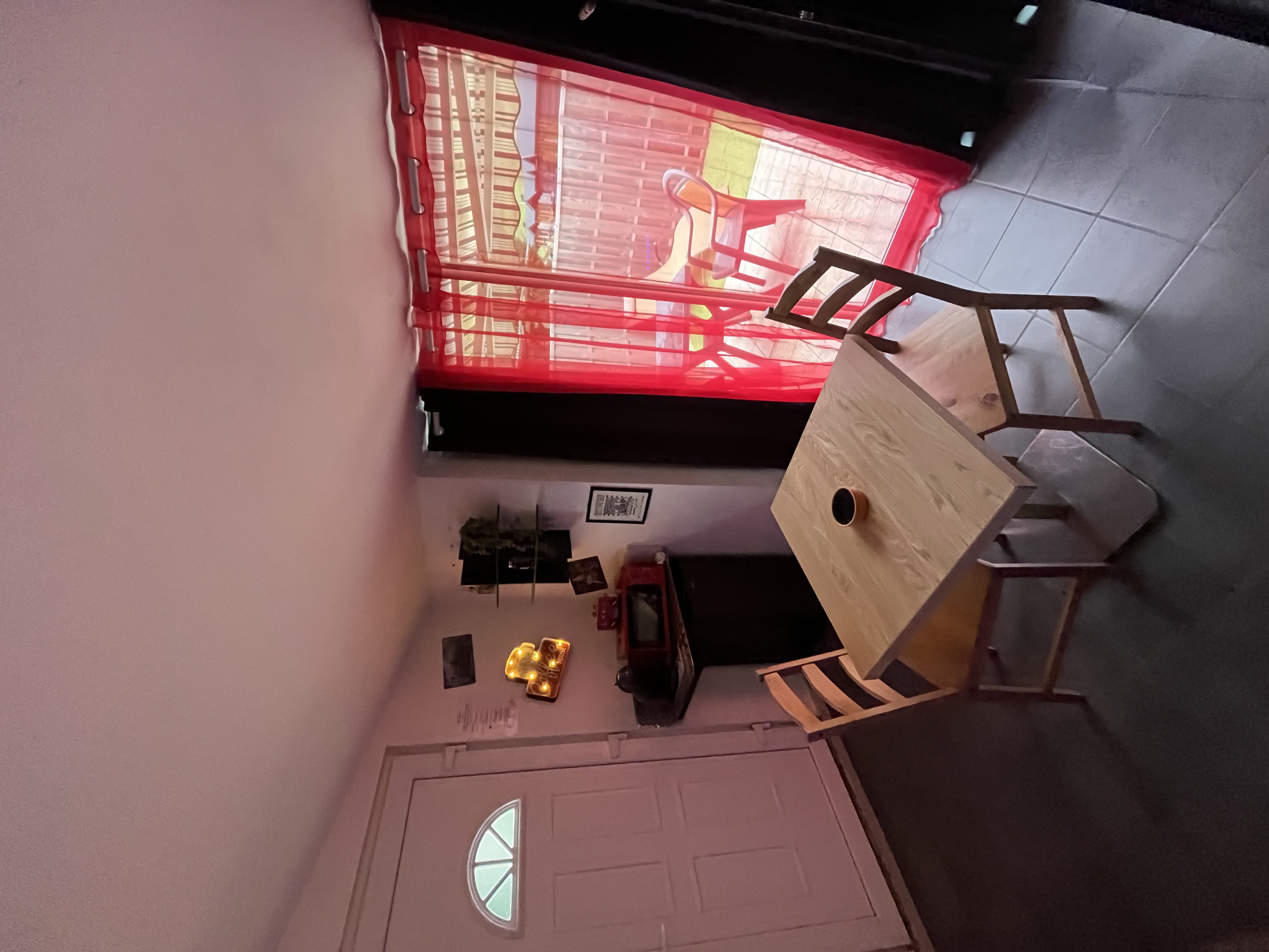 Kustom Kulture — Chambre à thème avec baignoire balnéo à Tarn à Albi — vue depuis la terrasse