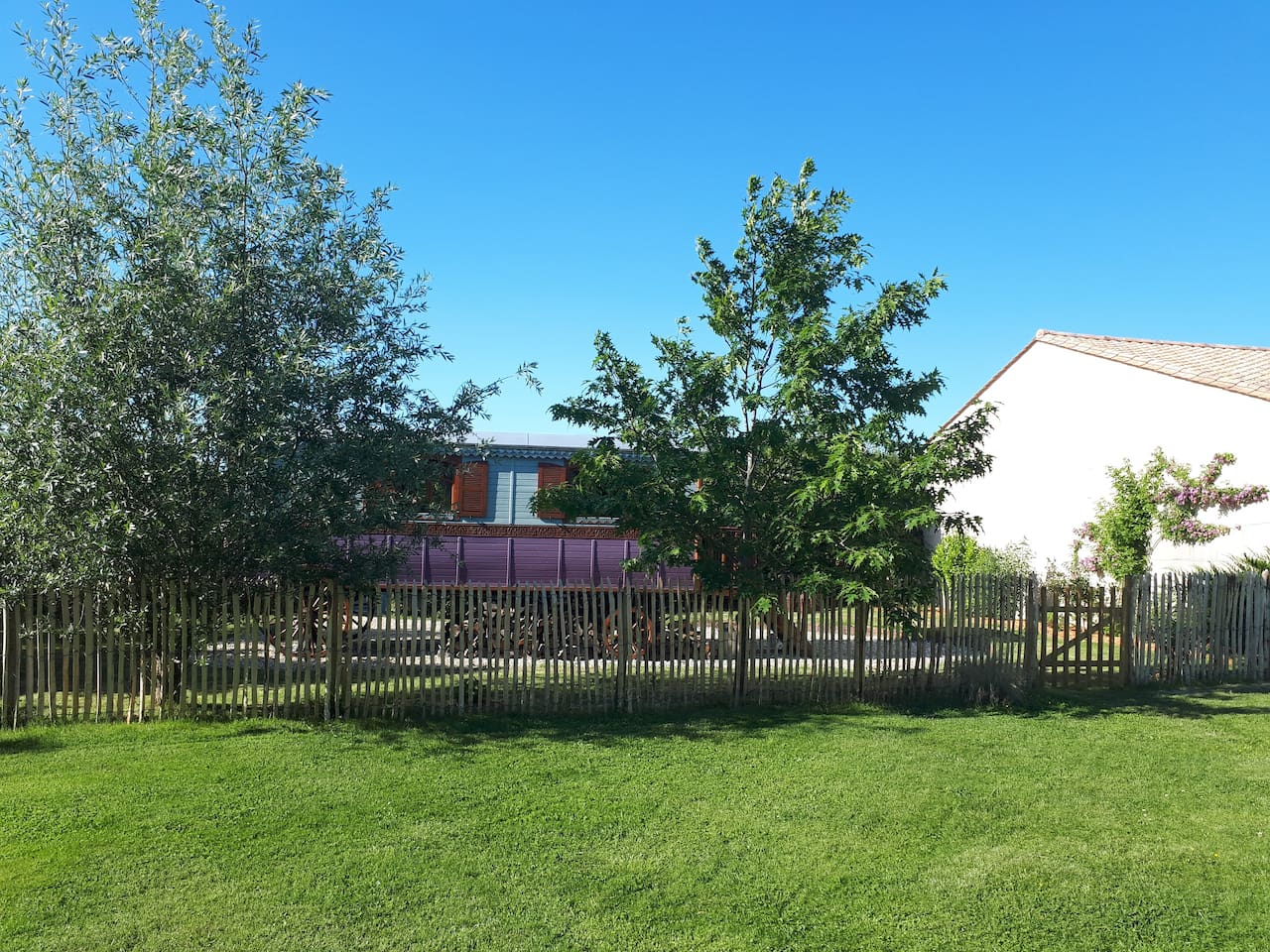 La roulotte de Glorit — Roulotte avec spa à Pugnac (Gironde) à Pugnac — espace de vie
