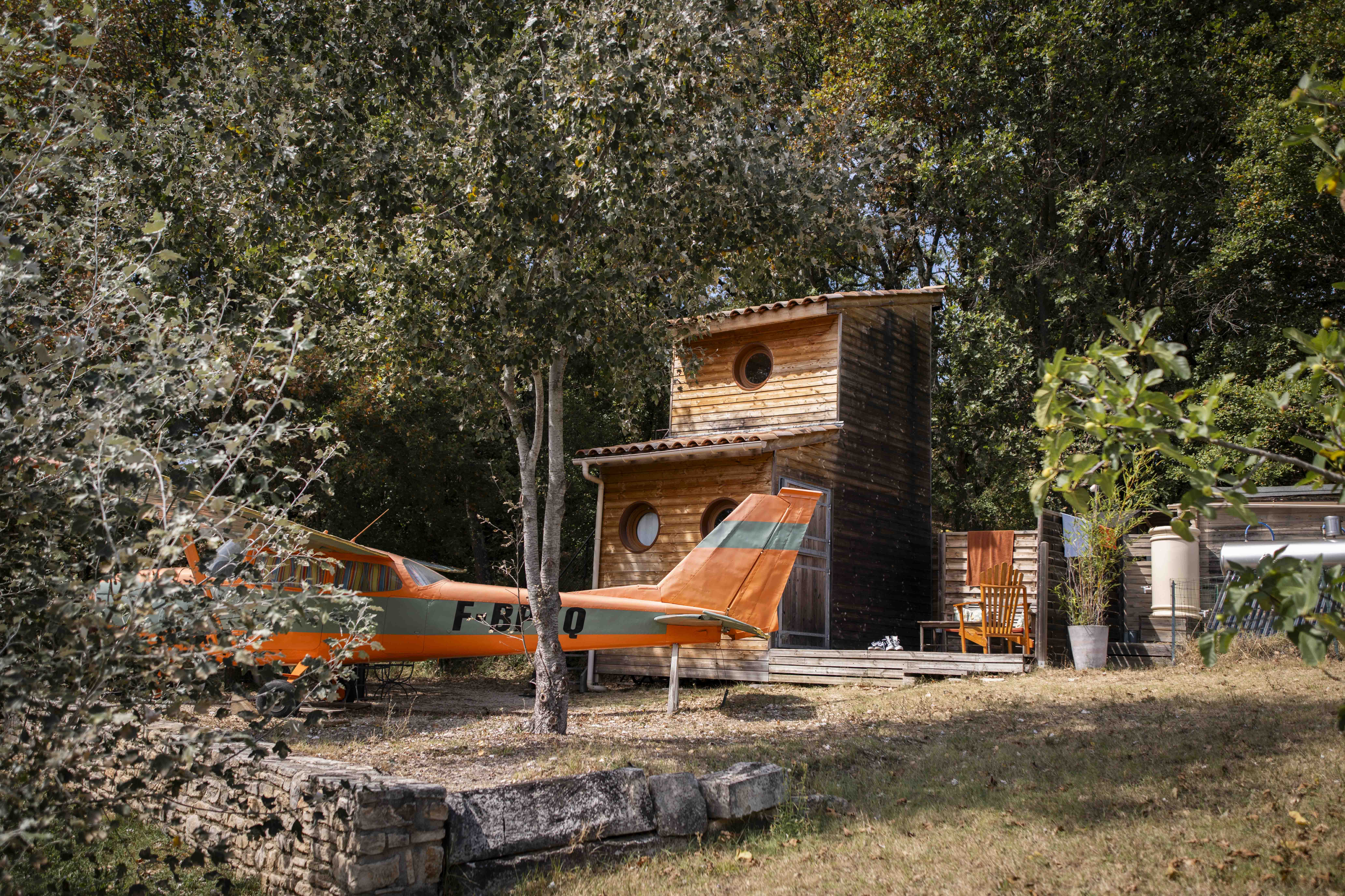 Vivez l'expérience unique d'un avion Cessna et de sa tour de contrôle à Barjac — espace de vie