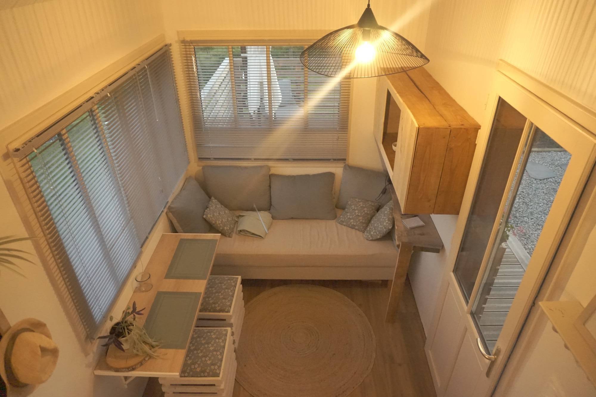 Tiny House A la belle écorce — Séjour avec terrasse privative en Corrèze à Turenne — vue depuis la terrasse