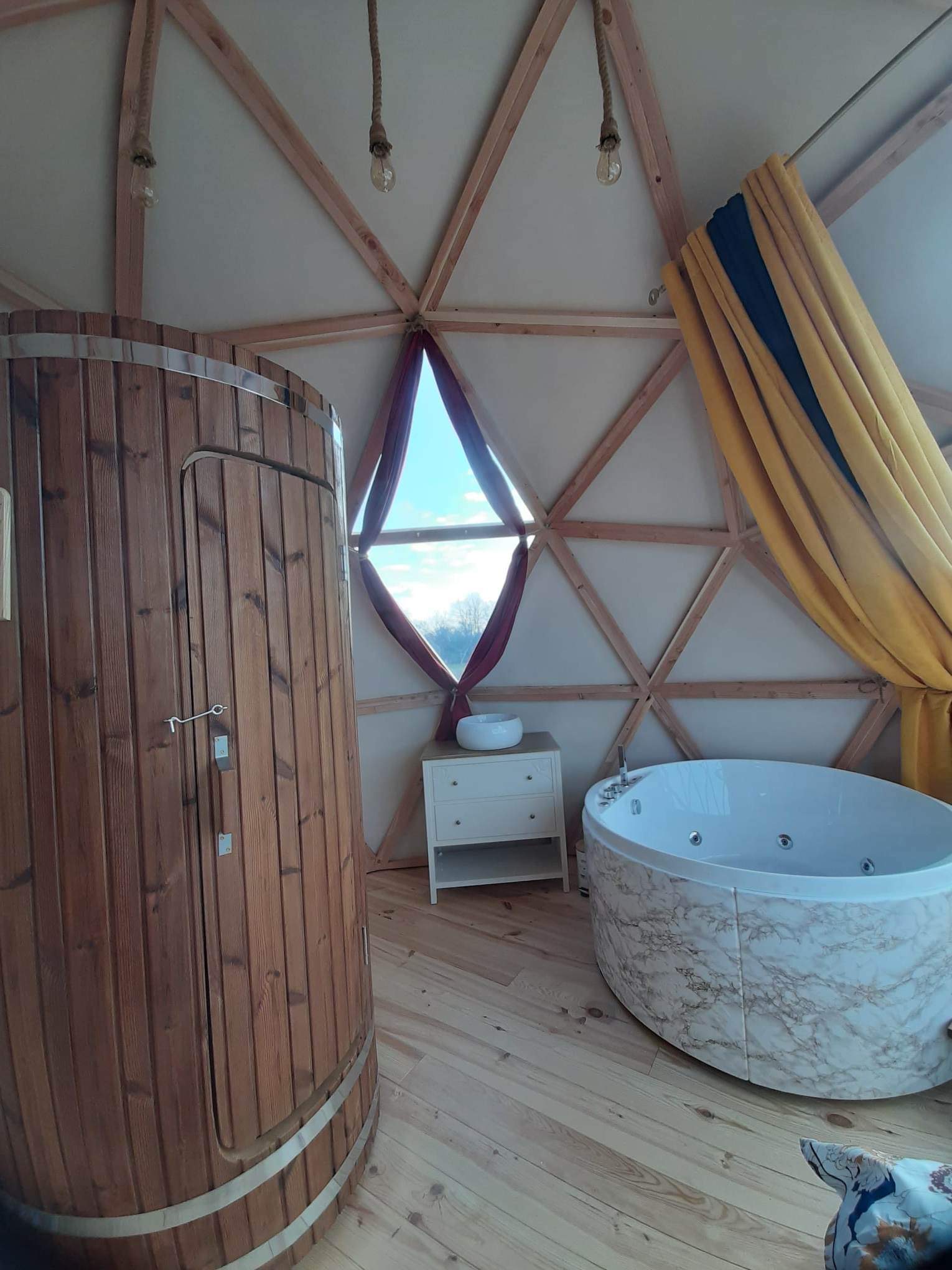 Ô dôme divin & Balnéo — Dôme avec vue panoramique à Cher à Bannay (cher) — chambre