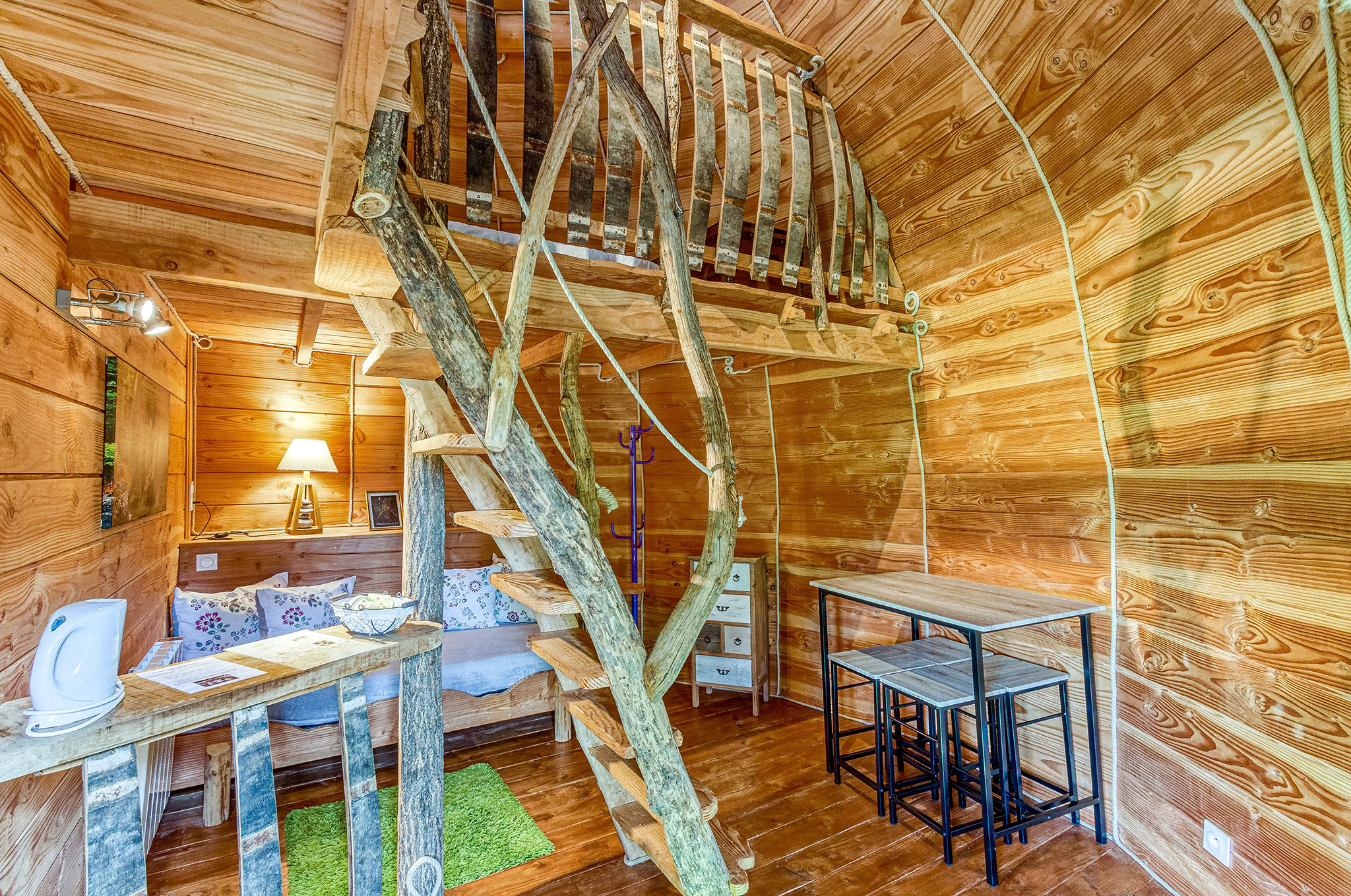Évasion sensorielle dans une cabane spa sur pilotis à Descartes — salle de bain