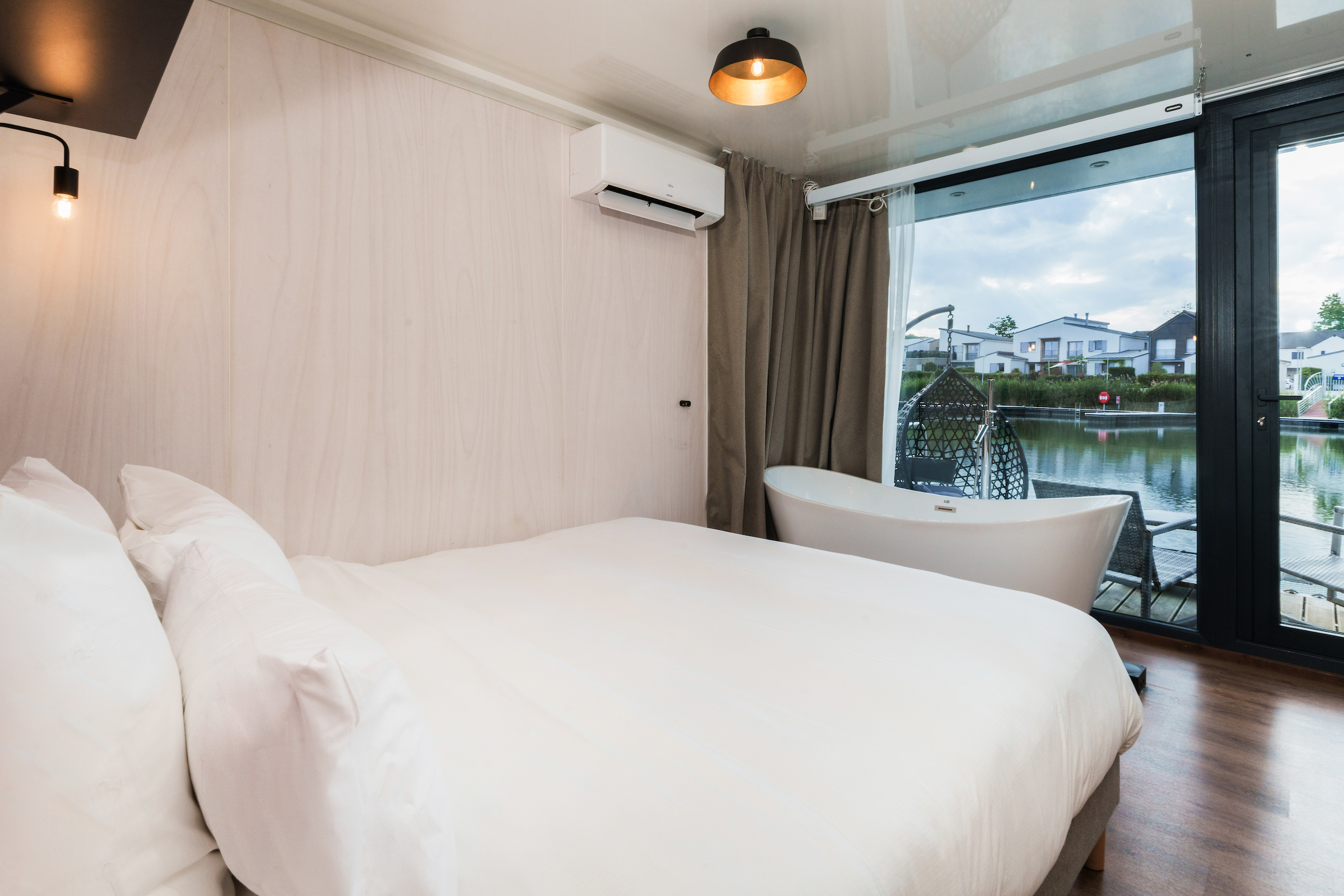 Photo 3/9 — Maison insolite « Suite flottante Lit king-size Balnéo — Maison insolite avec spa à L'Isle-Adam » à L'Isle-Adam…