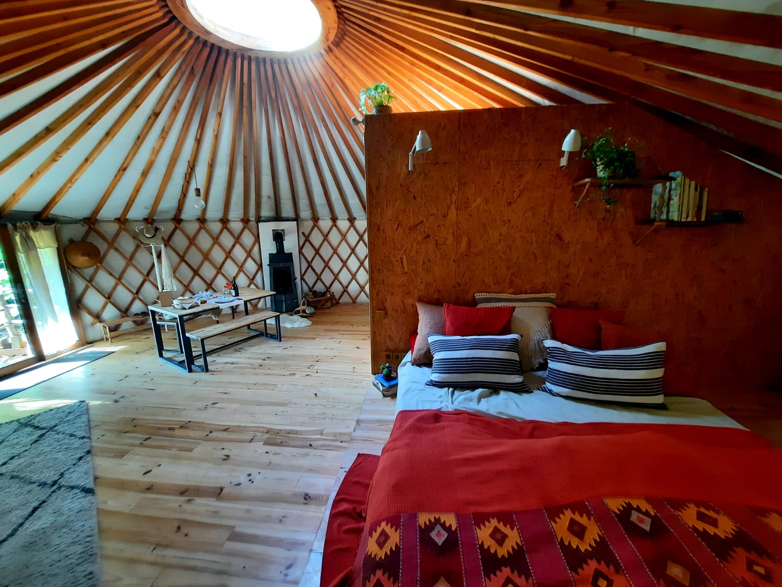 Yourte contemporaine tout confort — Séjour paisible à La Ferme de la Goursaline en Haute-Vienne à Limoges — espace de vie