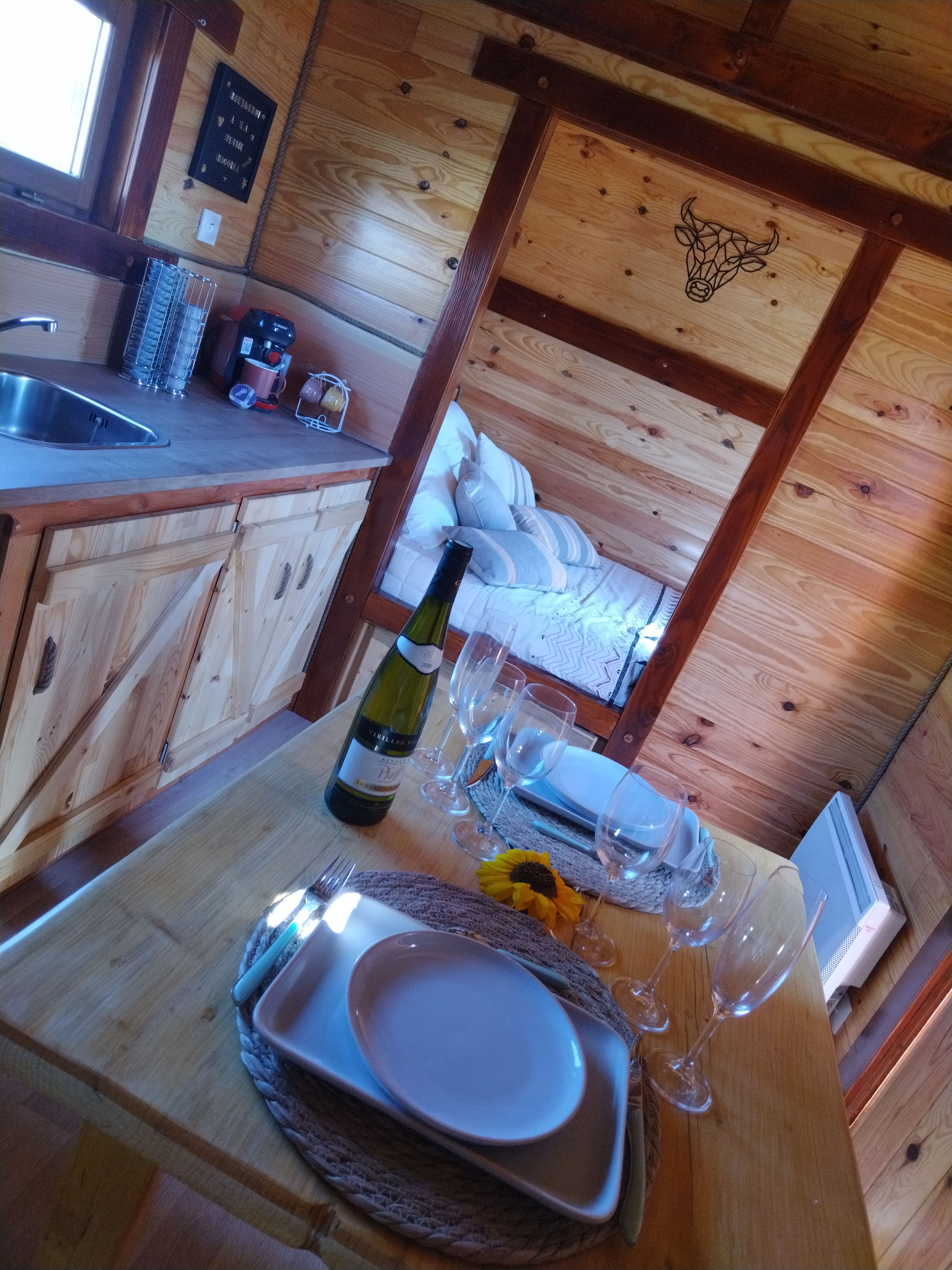 La petite Bicolia & Spa : une cabane en pleine nature à Romain Sur Meuse — chambre