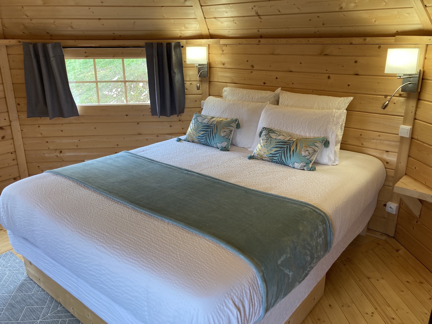 Kota Izieu : une immersion au cœur de la nature à Izieu — chambre