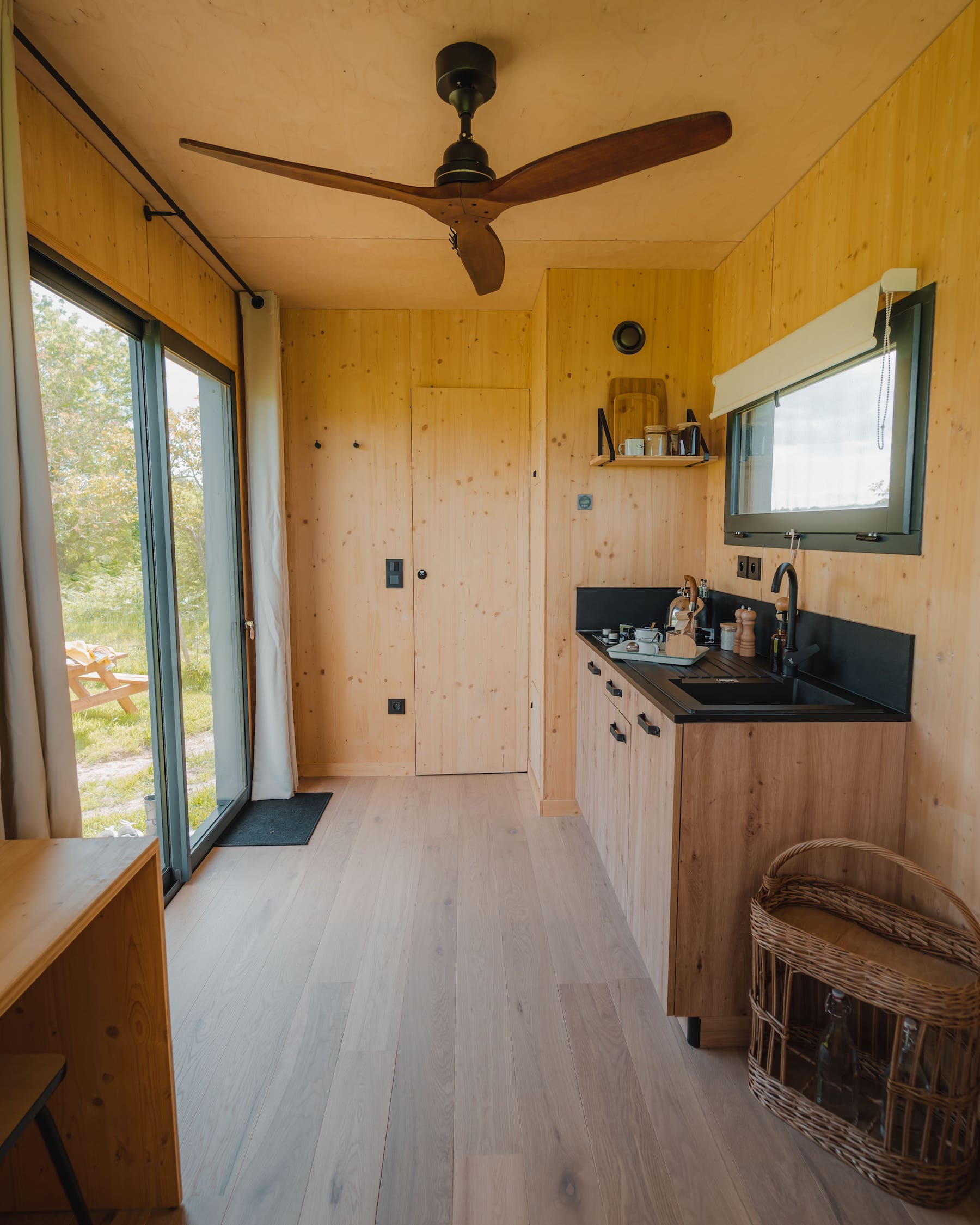 Séjournez dans une tiny house moderne au cœur de la campagne bretonne à Pont-L'abbé — vue depuis la terrasse