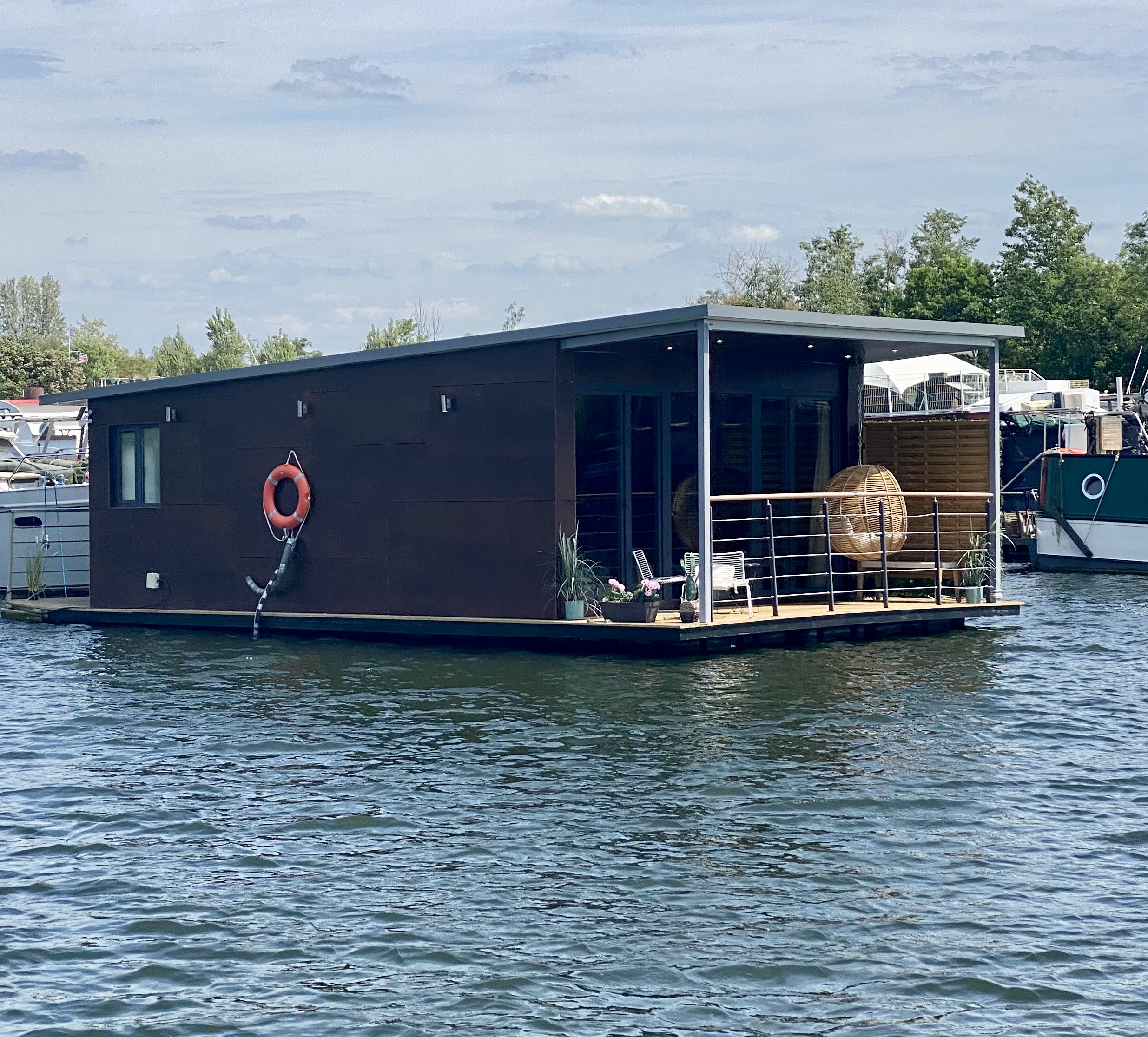 La Venise Parisienne — Péniche avec bain balnéo à Port Ilon (Yvelines) à Guernes — espace de vie