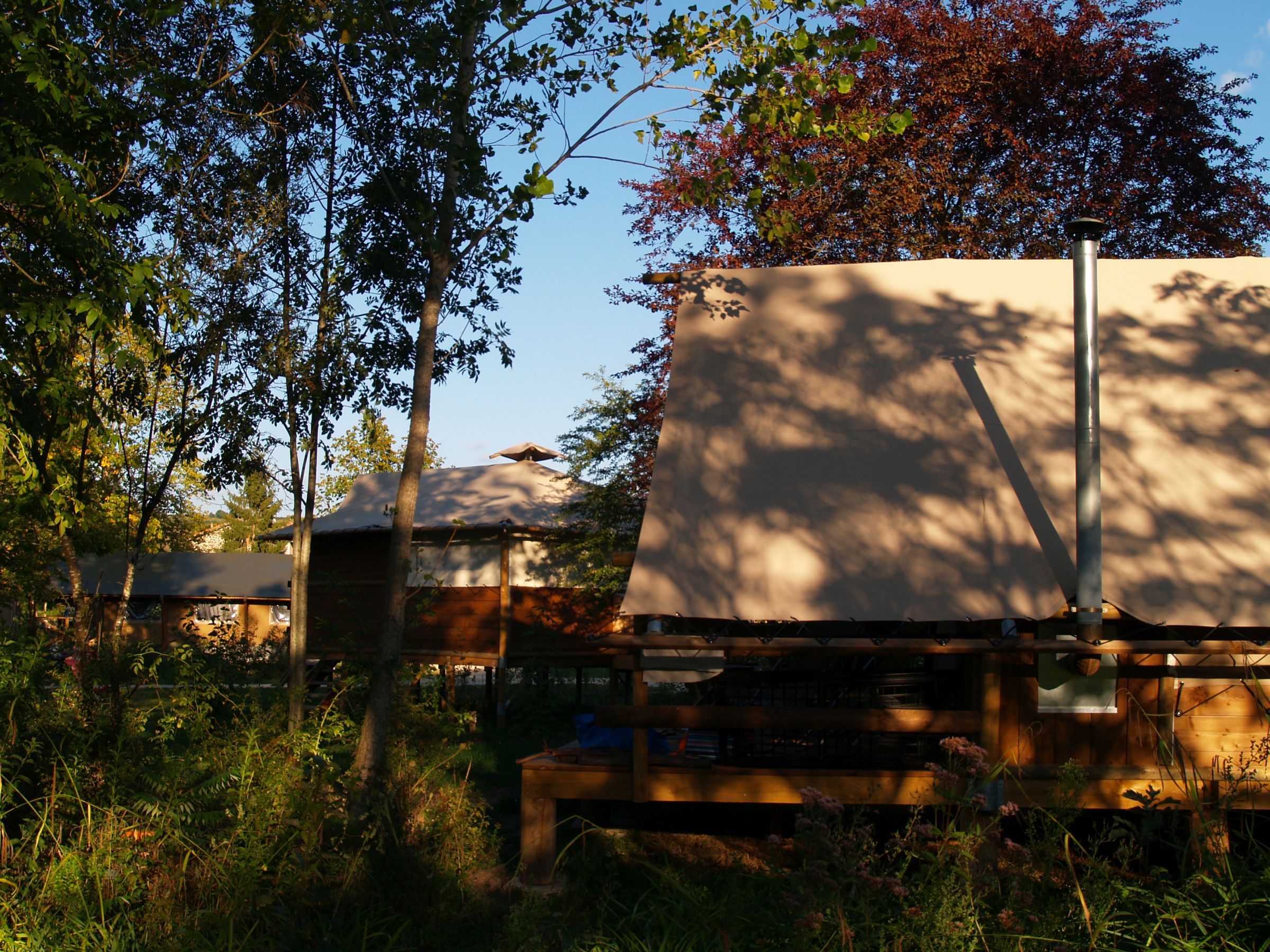 La Tente Robinson : un lodge safari au cœur de l'Auvergne à Chamalières-Sur-Loire — espace de vie