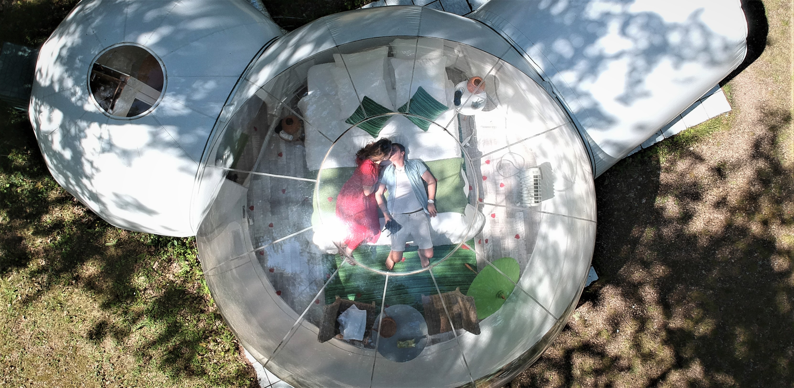 Séjournez dans une bulle suspendue en Midi-Pyrénées à Najac — vue depuis la terrasse