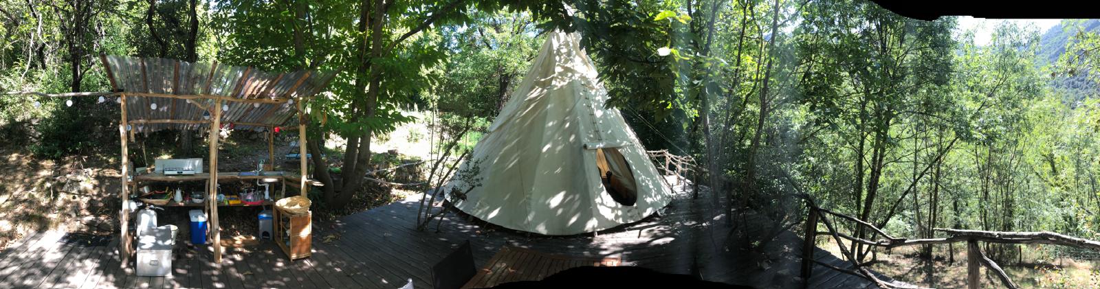 Ardeche river glamping — Tipi avec spa à 7m de la rivière en Ardèche à Le Teil — vue depuis la terrasse
