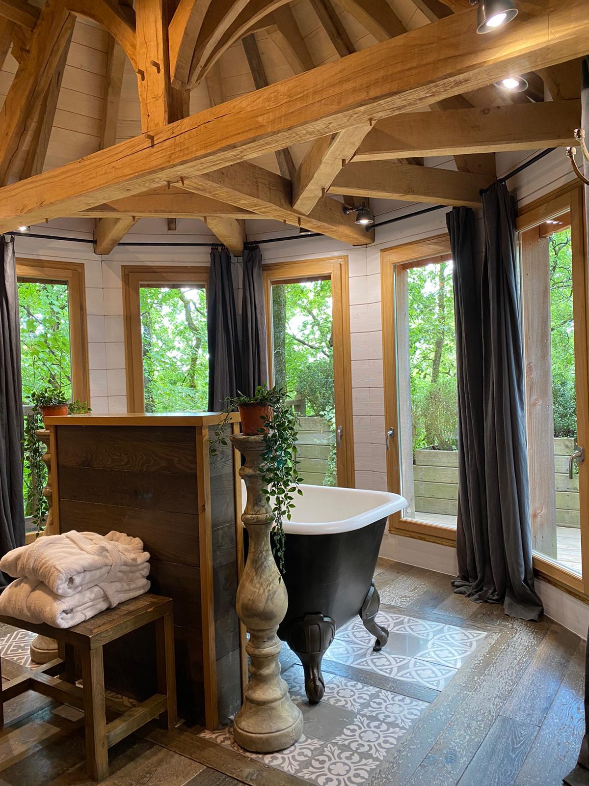 Cabane Château Puybeton & Spa : une expérience unique en Aquitaine à Beaumontois En Perigord — salle de bain
