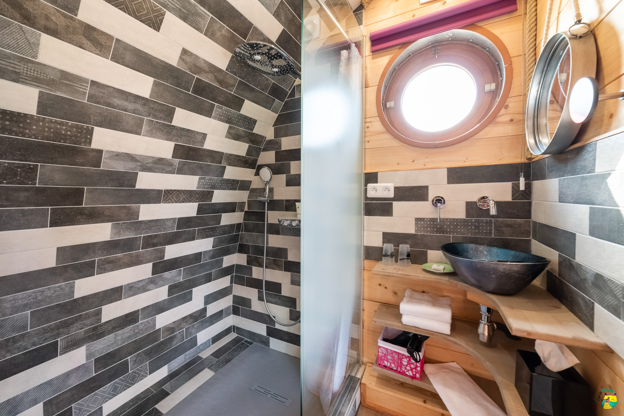 Lodge Duo Flottant Les Preuses : une évasion sensorielle en Bourgogne à Chablis — détail architectural