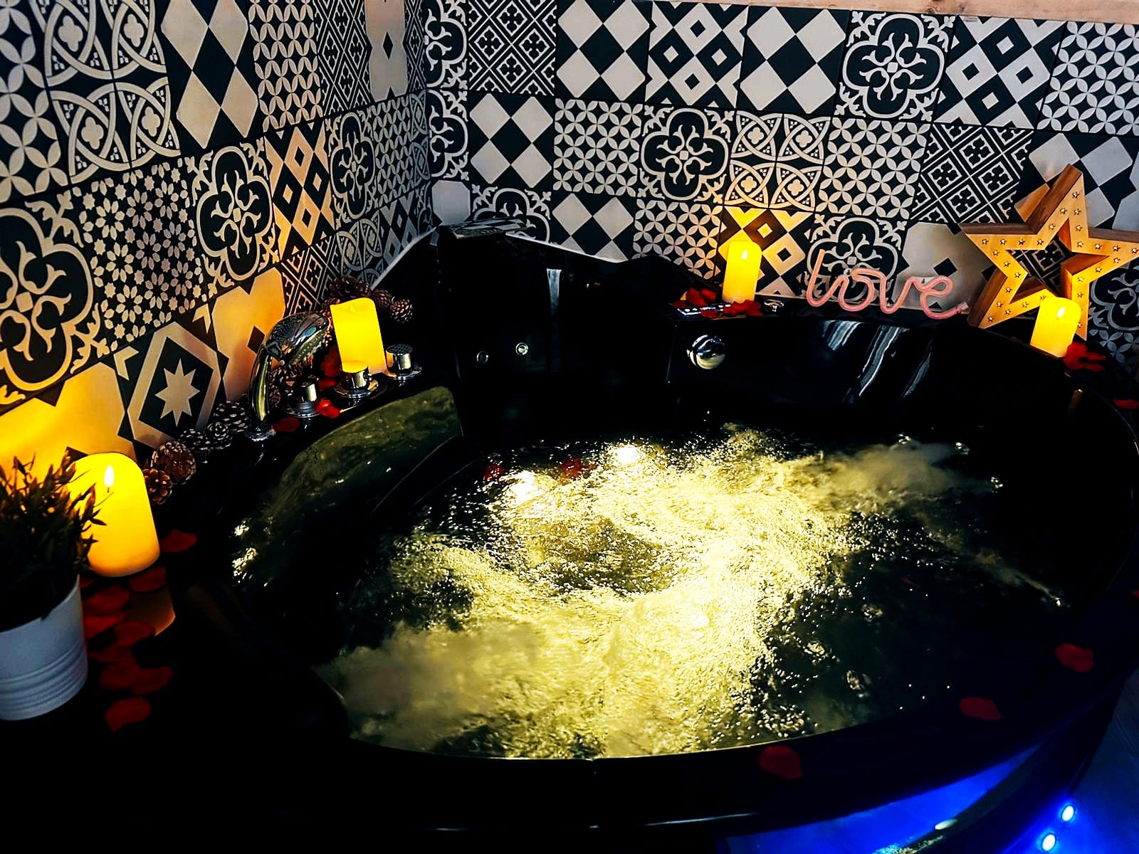 Chalet romantique — Maison insolite avec spa à Évreux à Évreux — salle de bain