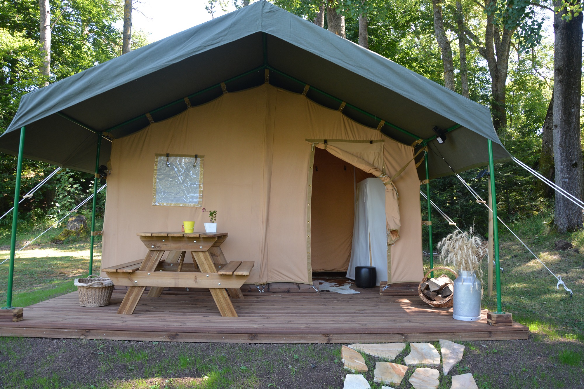 Tente Safari Lodge : une immersion au cœur de l'Auvergne à Sanssac L'eglise — salle de bain