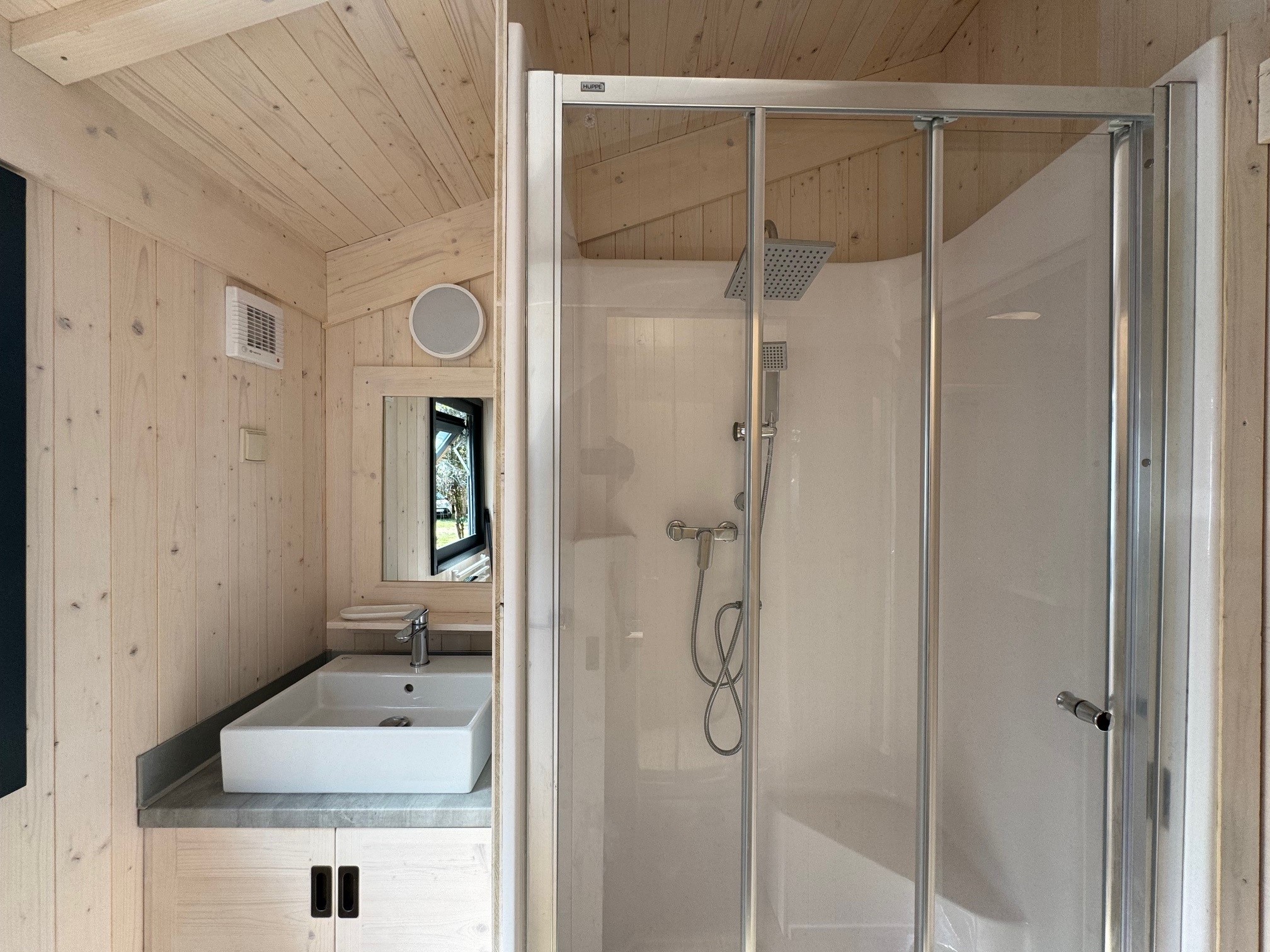 Évasion romantique dans une cabane avec jacuzzi en Aquitaine à Saint-Astier — cuisine