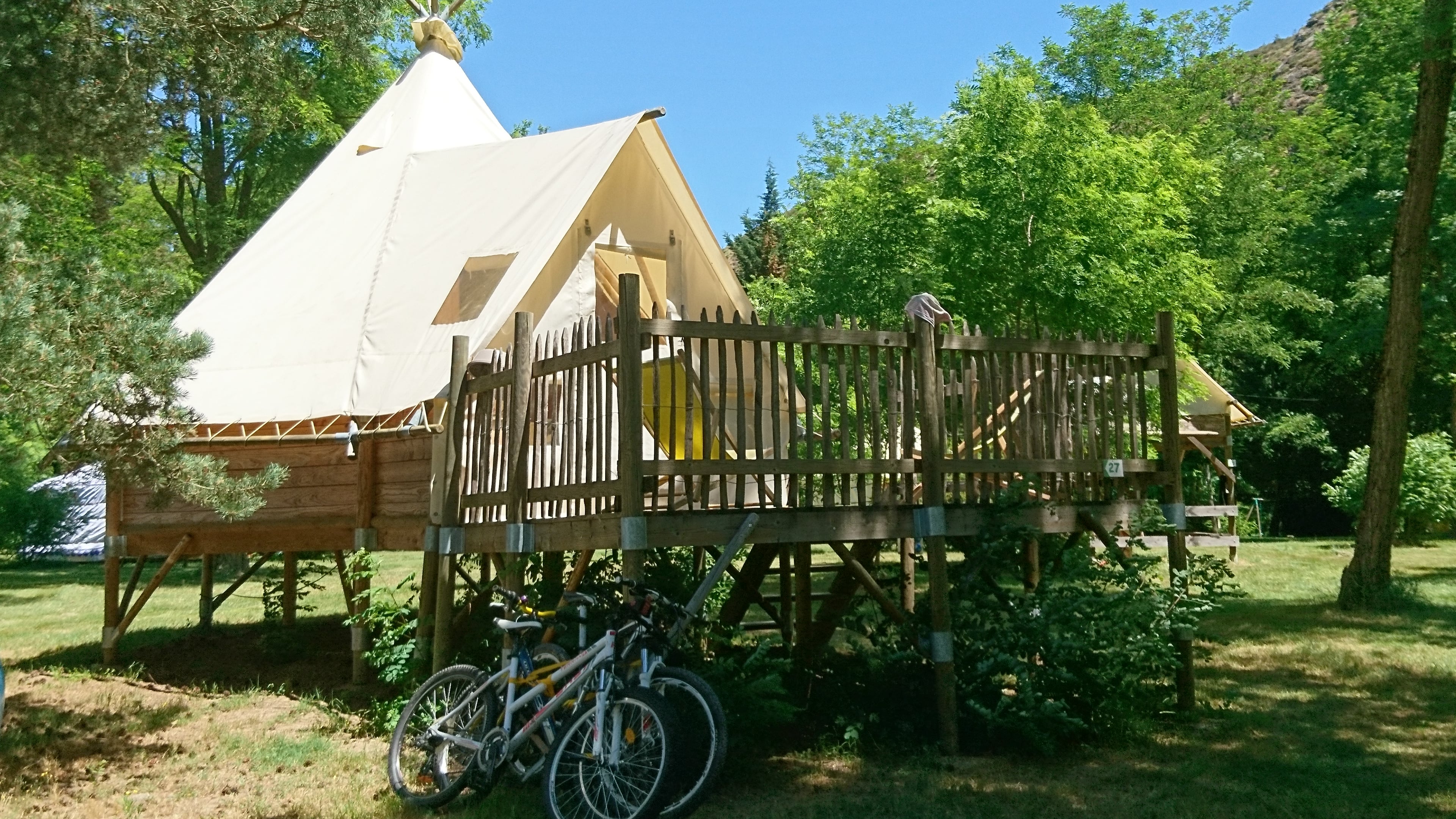 Un tipi-lodge enchanteur pour 4 au cœur de l'Ardèche à Arlebosc — vue intérieure