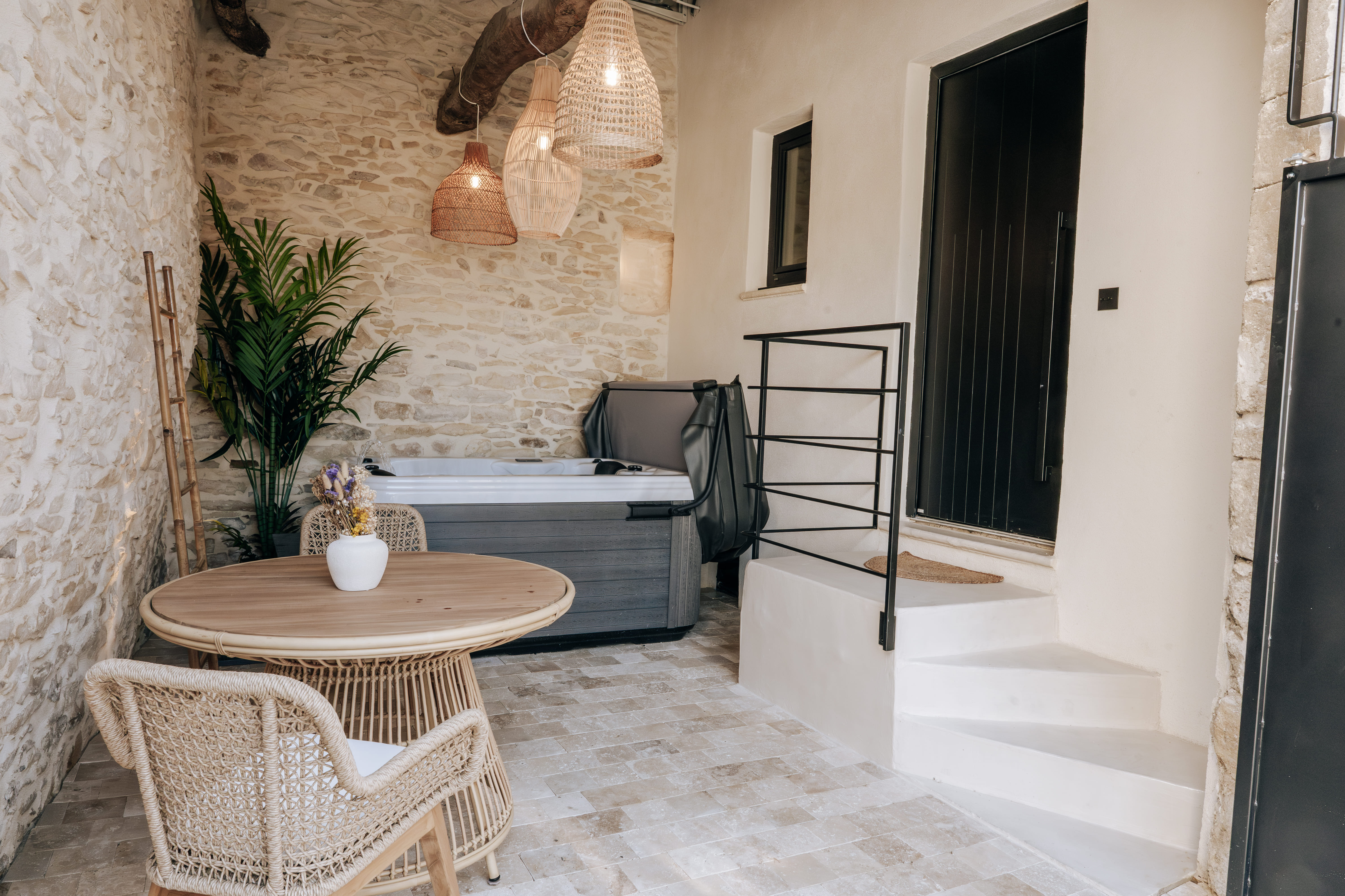 La Grange — Maison insolite avec jacuzzi à Tavel à Tavel — cuisine