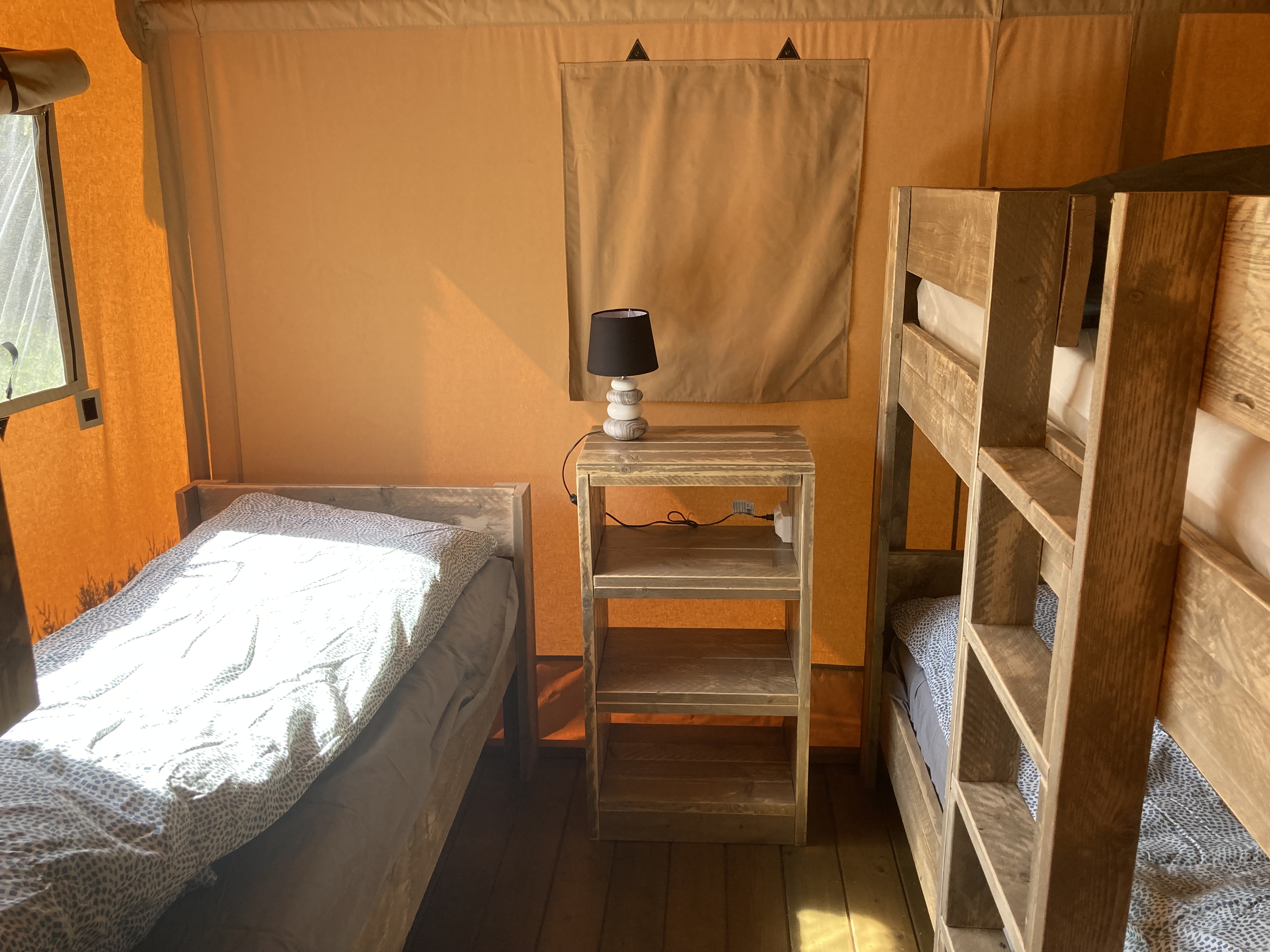 Tente Safari XXL sur Pilotis — Tente avec Spa à Oise à Bresles — salle de bain