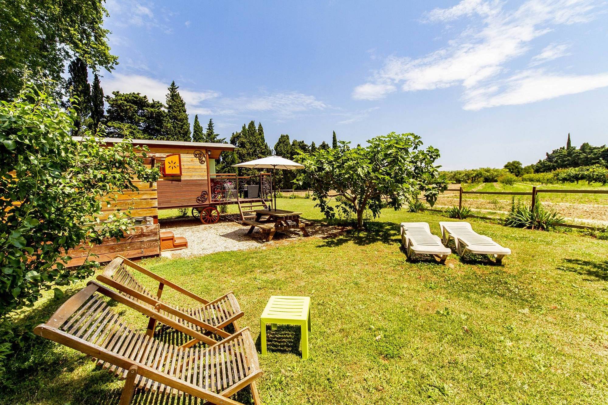 La Roulotte Spa Gitane — Roulotte avec jacuzzi à Pyrénées-Orientales à Perpignan — espace de vie