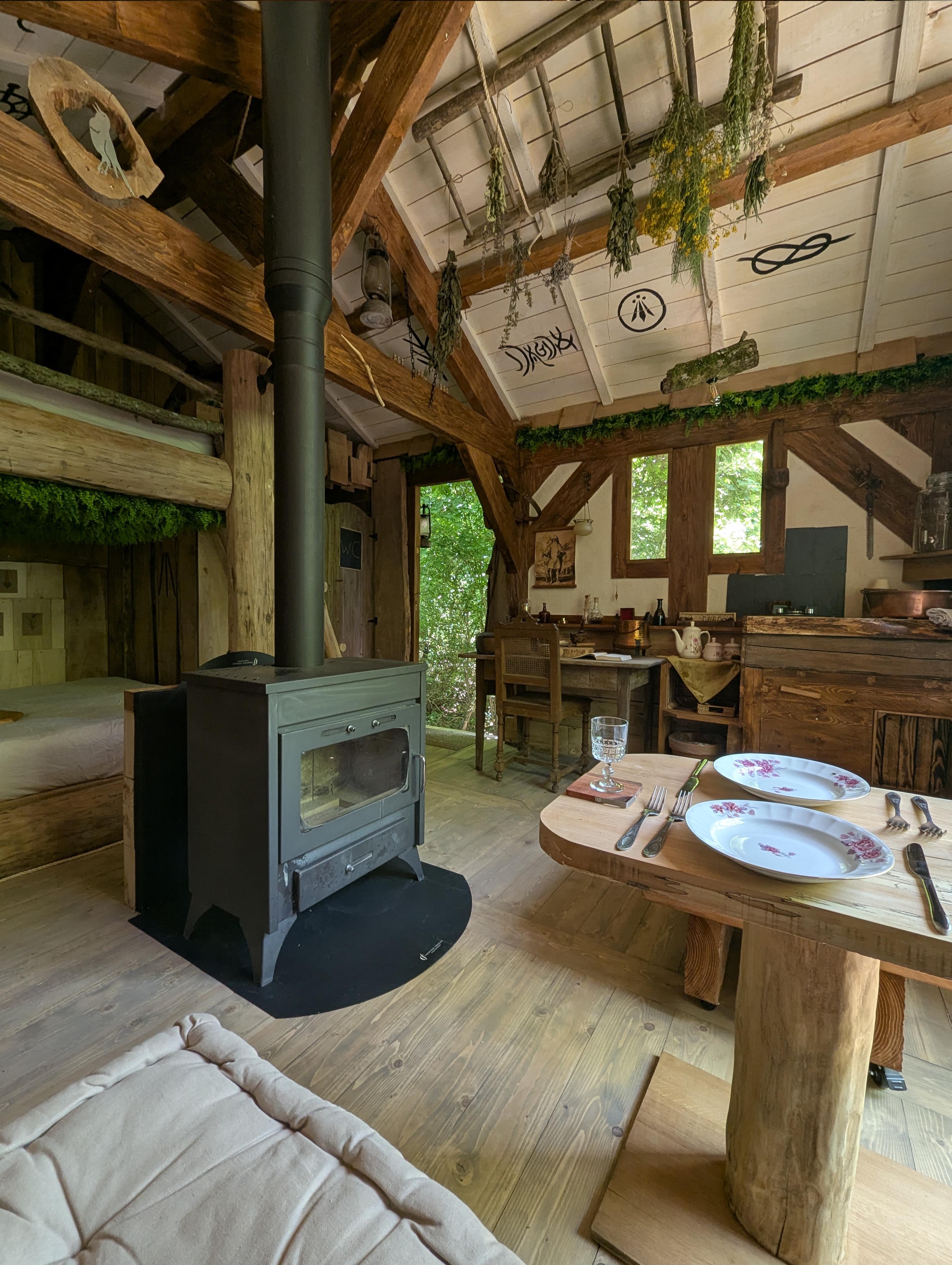 La Cabane du Druide : une expérience immersive en Lorraine à Pagny Sur Moselle — vue intérieure