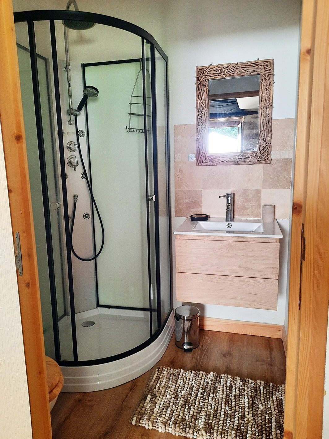 Cabane Tipi & studio — Séjour avec spa à Saint-Michel-des-Loups à Jullouville — environnement naturel
