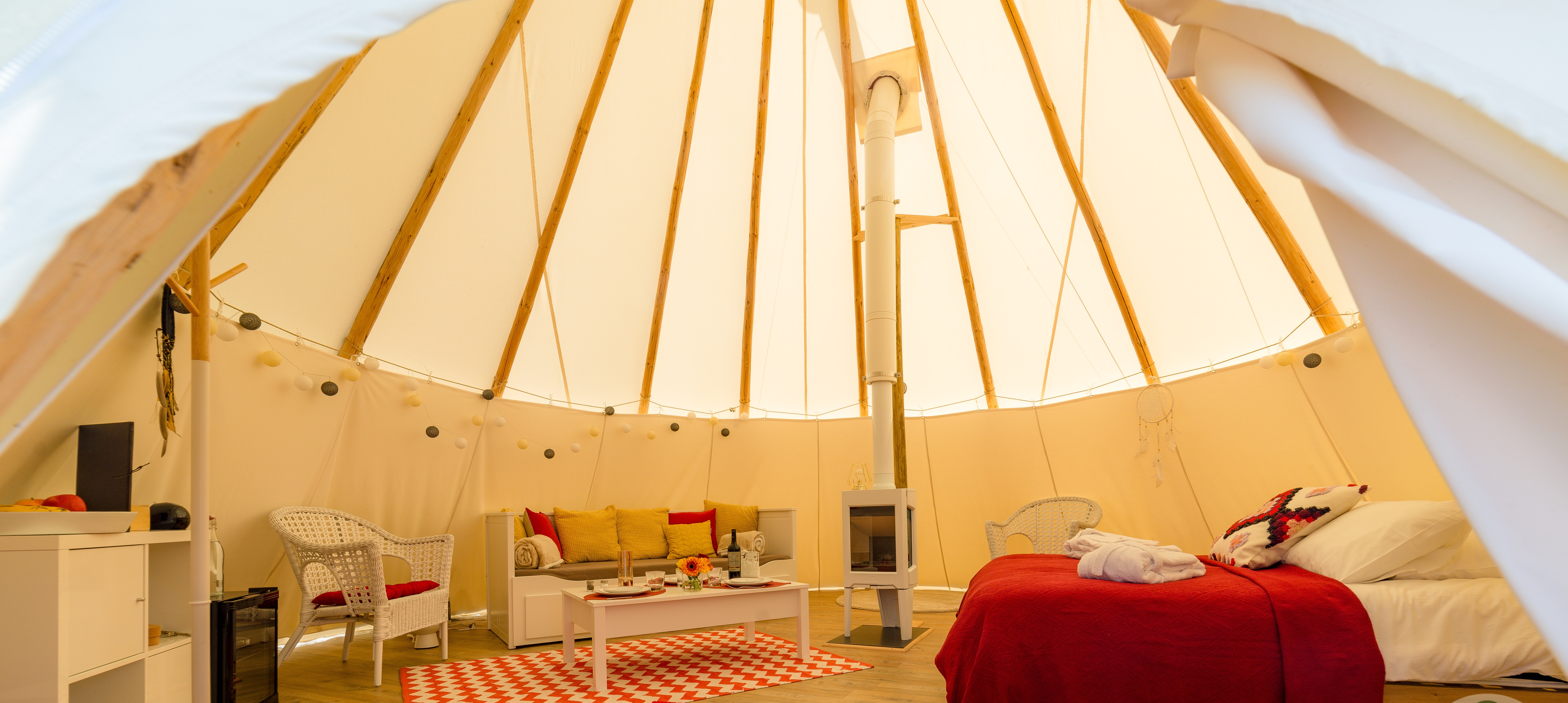 Tipi Odina — Nuit dans un Tipi avec spa à Lot-et-Garonne à Clermont-Dessous — vue intérieure