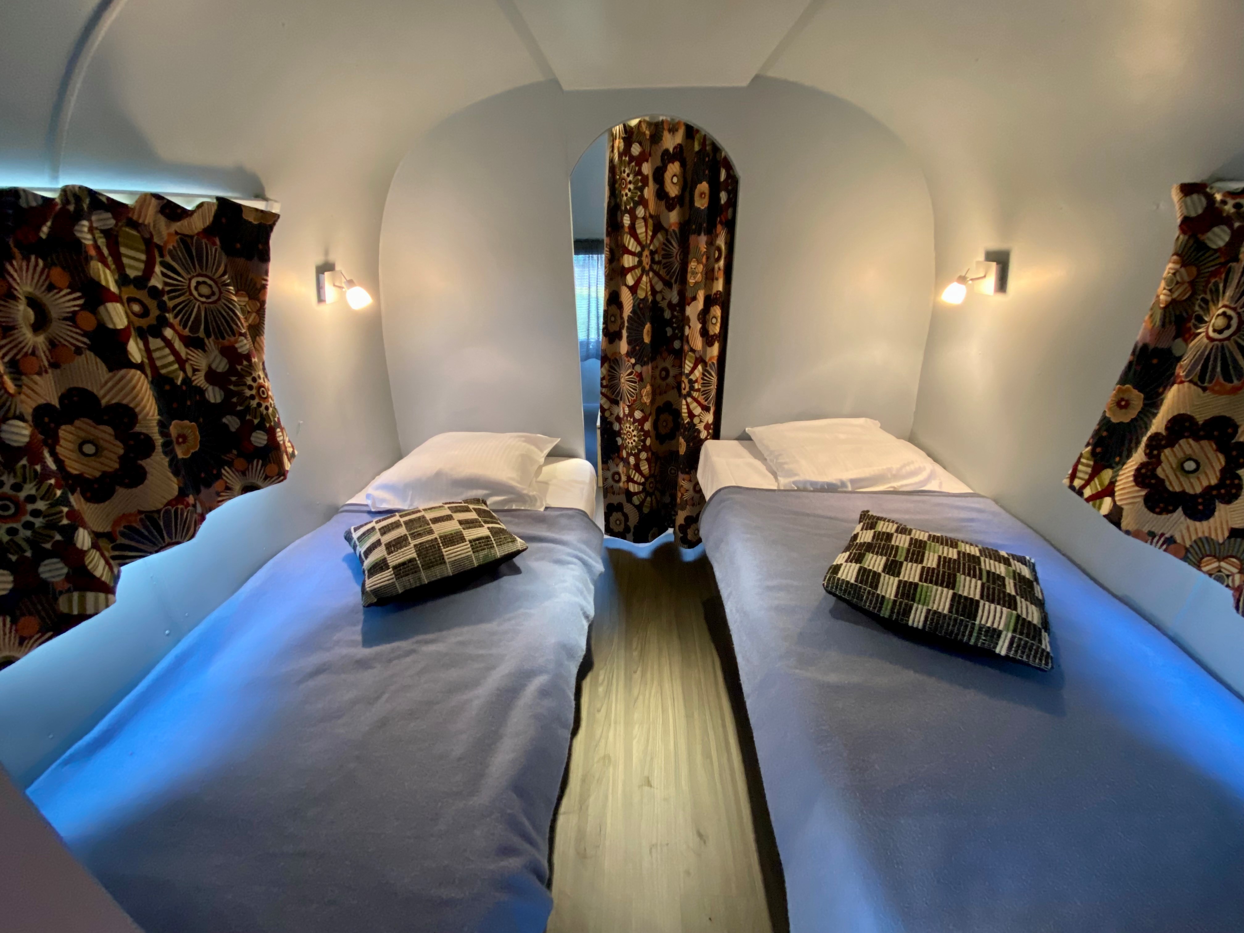 Caravane Airstream — Glamping avec spa à Isère à Saint-Quentin-sur-Isère — salle de bain