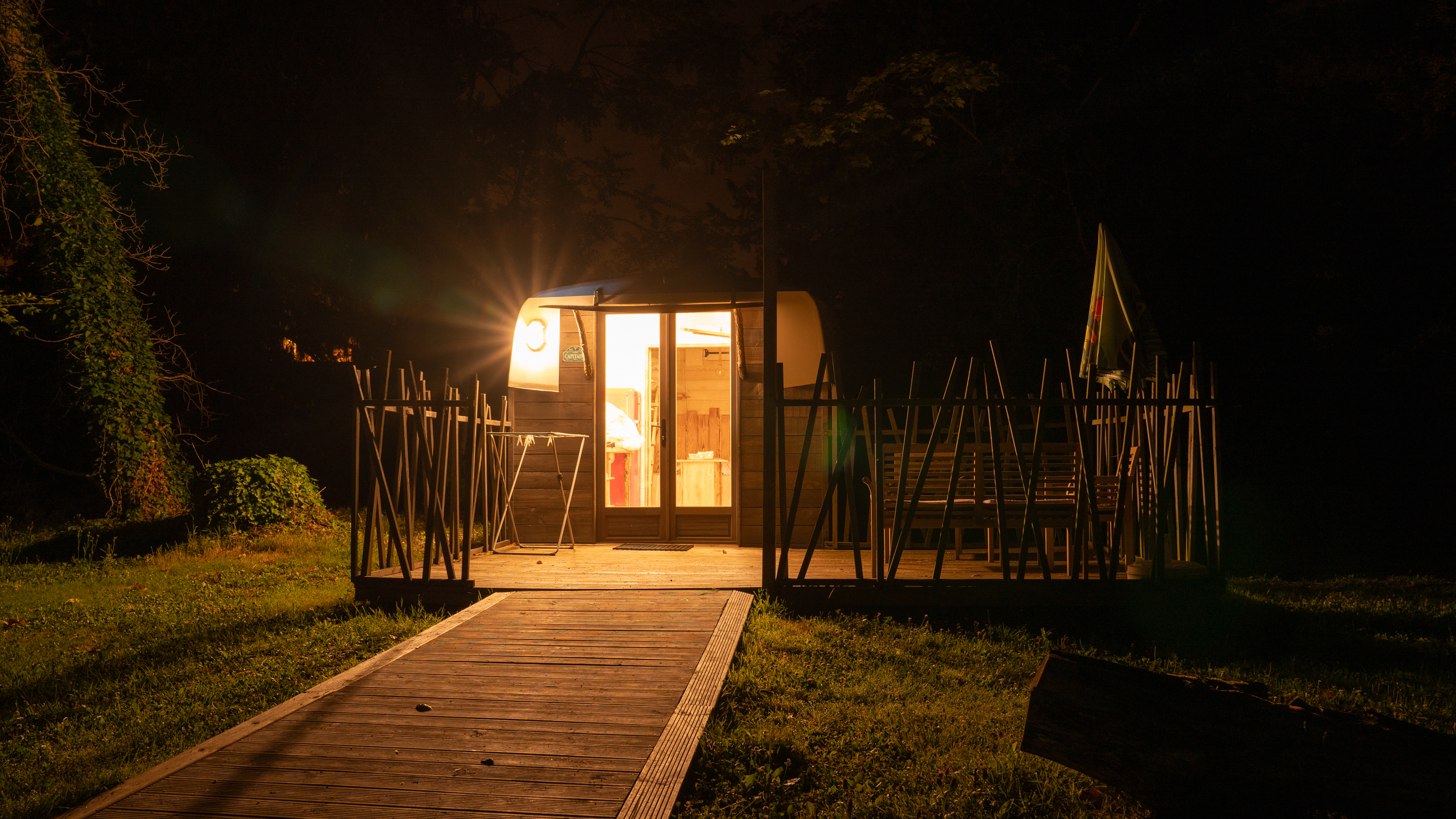 Rêve de Robinson : une cabane bohème en pleine nature à Bar Sur Aube — détail architectural