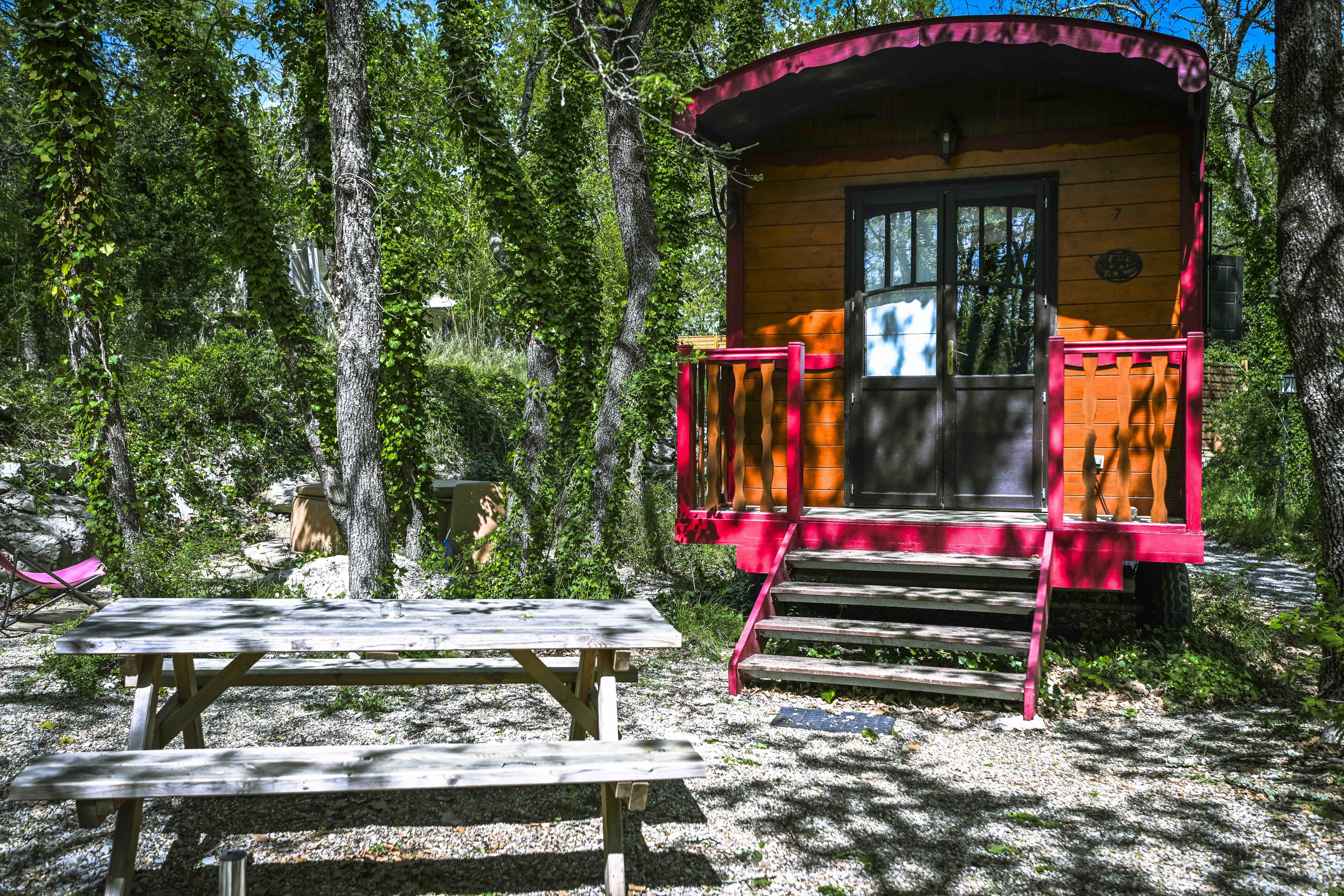 Roulotte gîte deluxe avec spa en option : une escapade sensorielle en Rhône-Alpes à Vogüé — vue intérieure