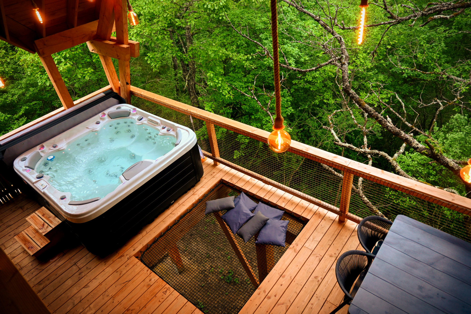 Cabane perchée avec spa et sauna en pleine nature à Puygaillard De Quercy — environnement naturel