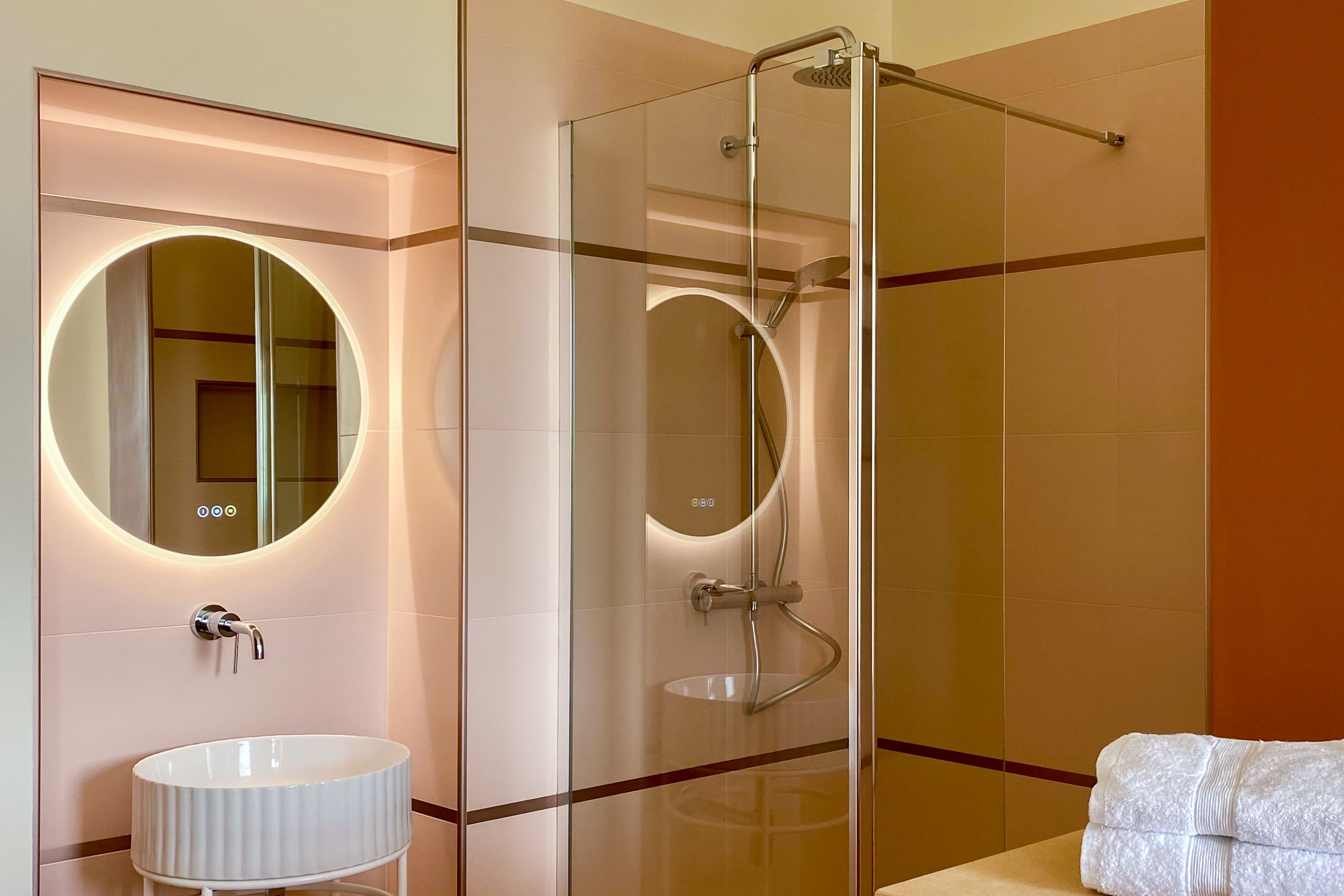 Suite Opale Rose — Maison insolite avec baignoire îlot à Lot à Saint-Cirgues — chambre