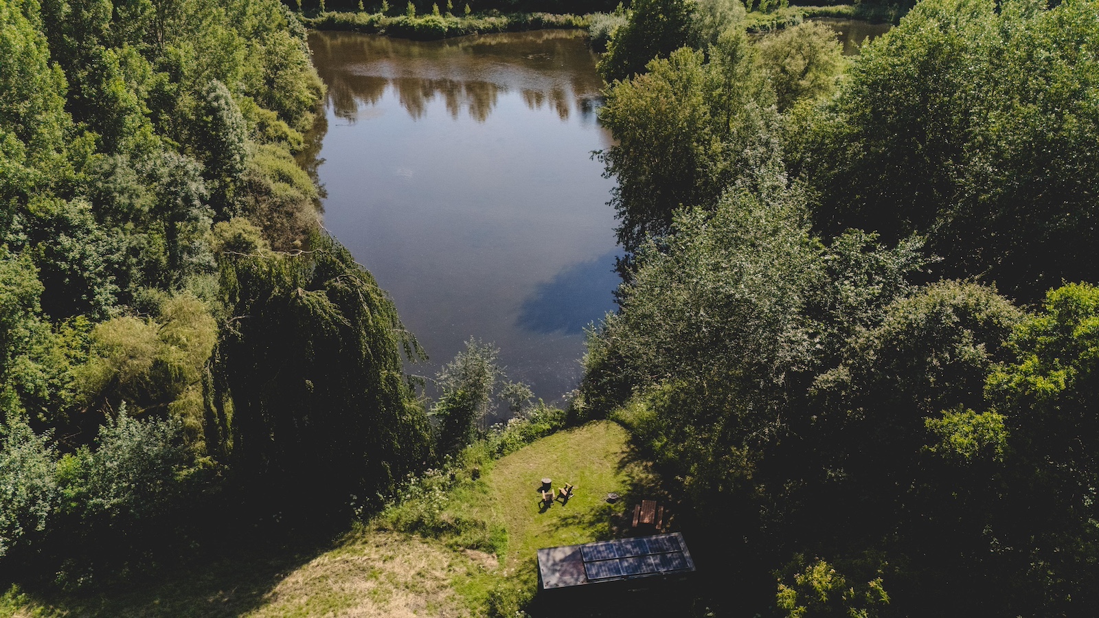 Une Tiny House moderne avec vue sur le lac en Picardie à Mesbrecourt-Richecourt — espace de vie