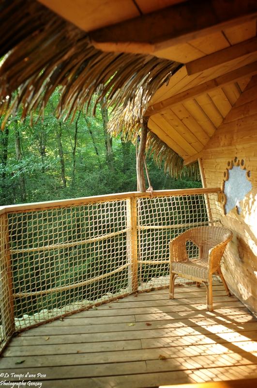 Cabane du Pêcheur : une expérience suspendue dans les arbres à Magné — vue intérieure