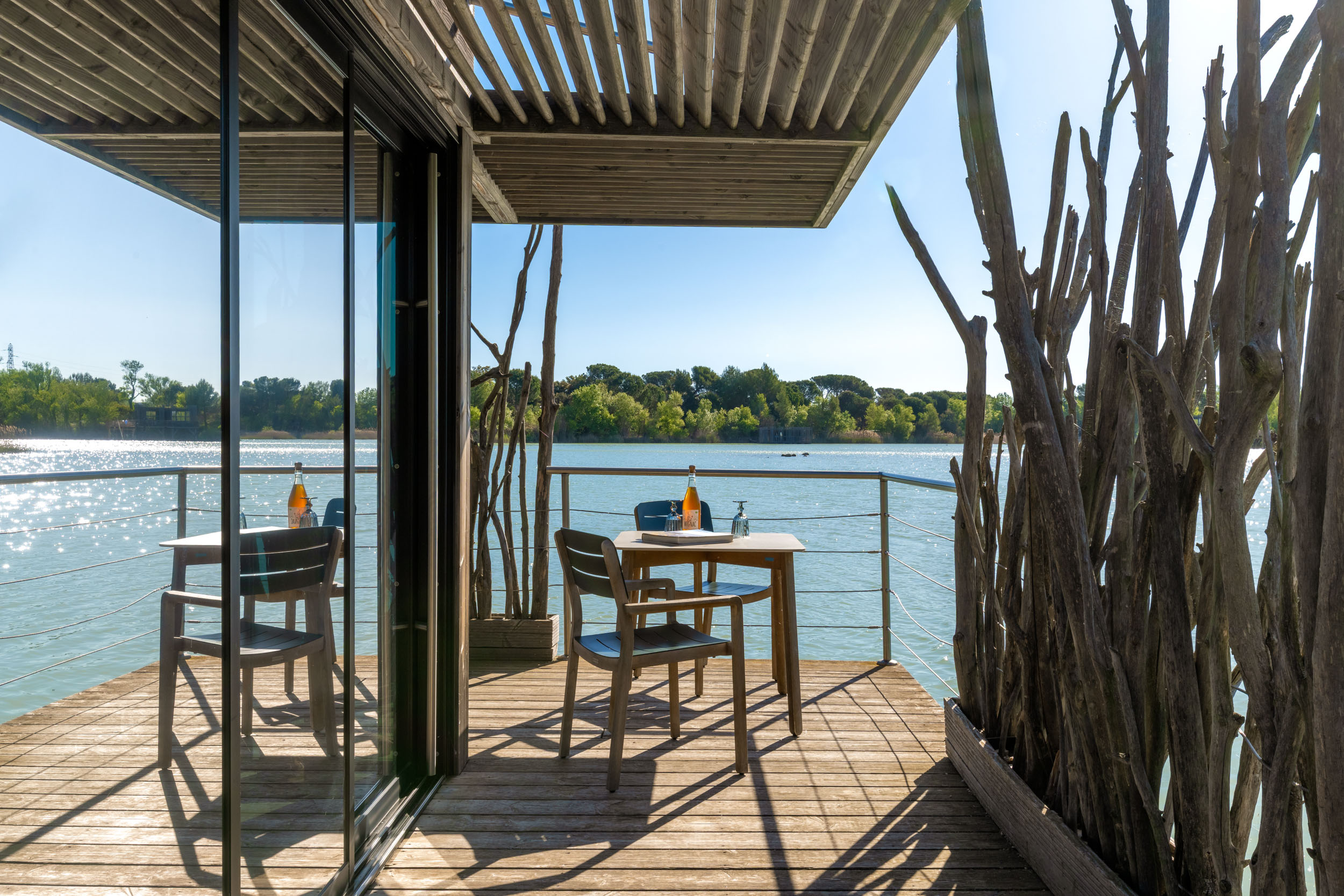 Éco-Cabane Utopie : une immersion sensorielle sur l'eau à Sorgues — chambre