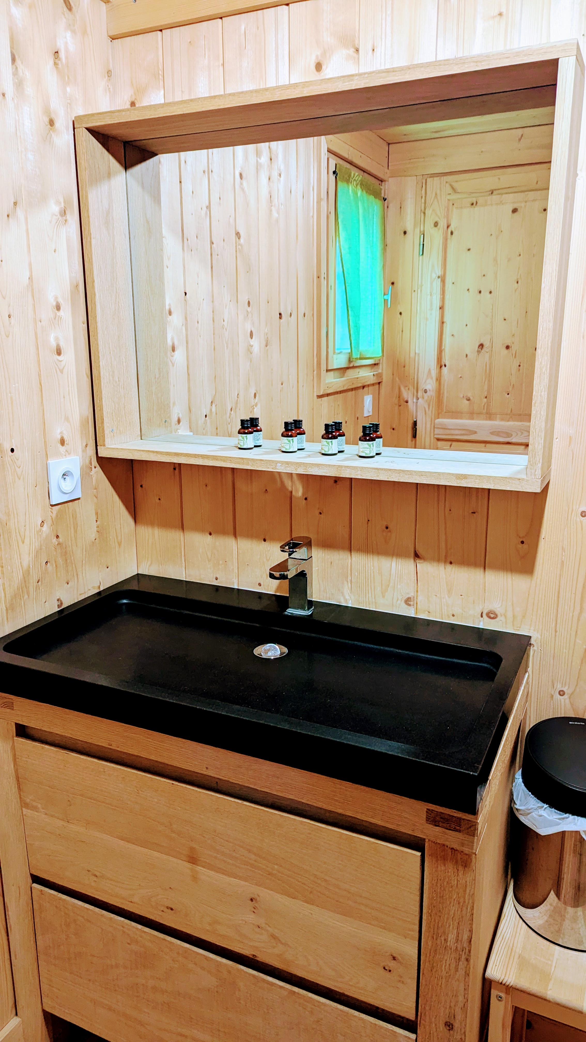 Lodge des Taillets : une cabane sur pilotis au cœur des Alpes à Serrières-Sur-Ain — détail architectural