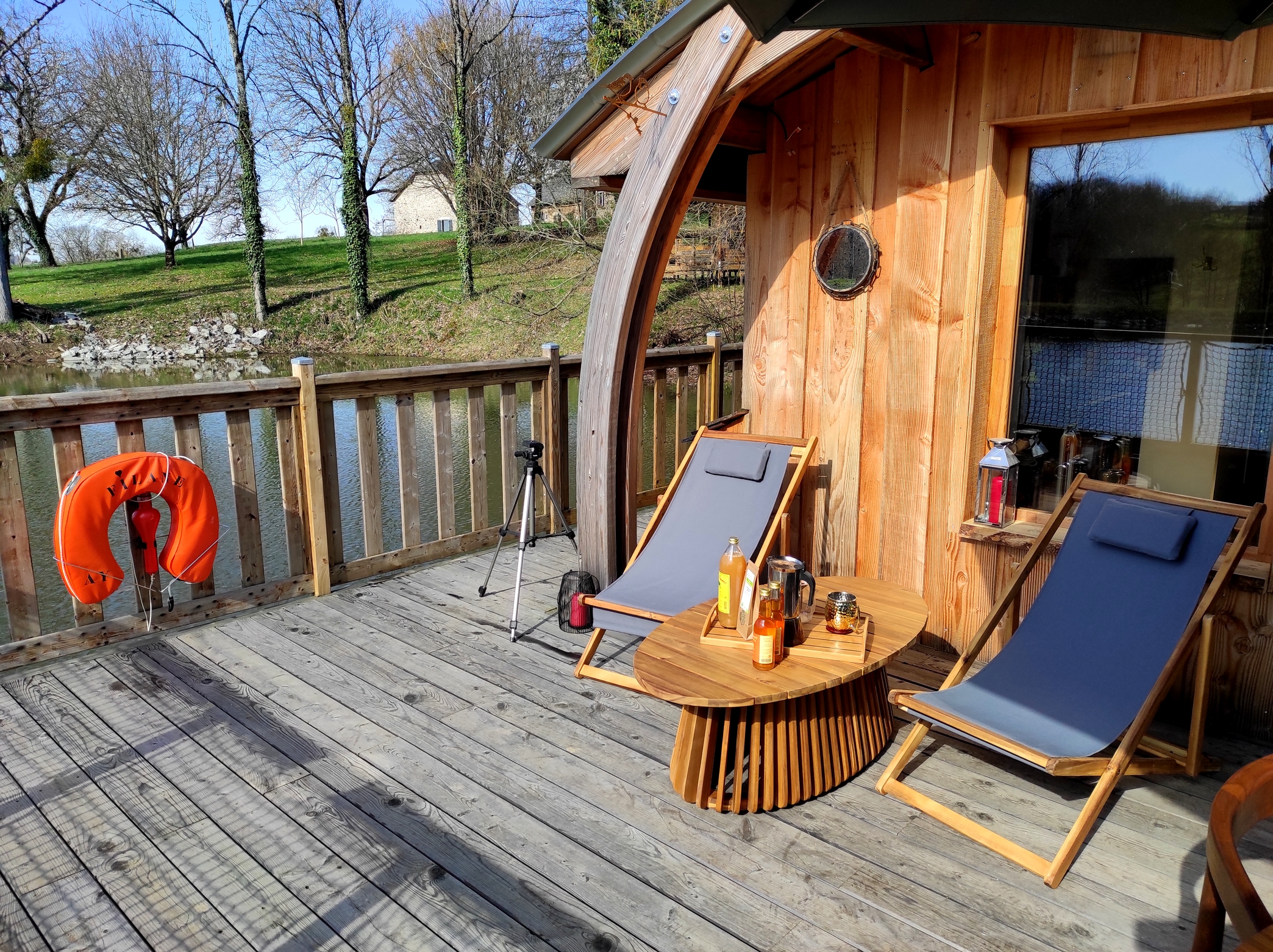 Cabane du Martin Pêcheur : une expérience unique sur l'eau à Saint Germain Les Vergnes — espace de vie