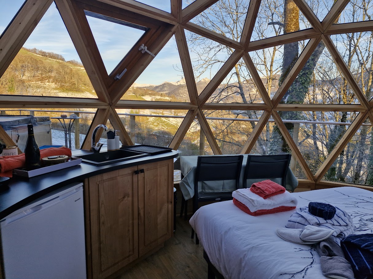 Bulle de neige et nature — Dôme avec spa à Cantal à Saint-Jacques-des-Blats — cuisine
