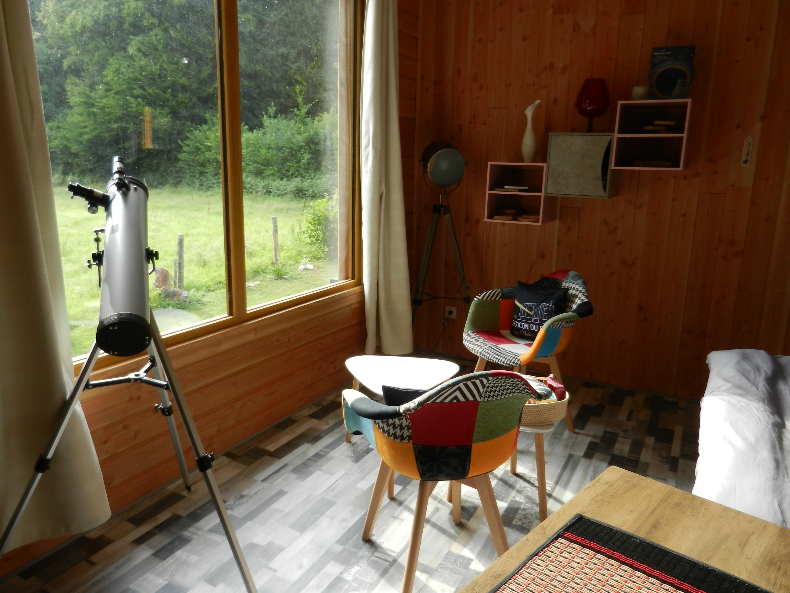 La cabane cocon du Gast — Cabane sur pilotis avec spa privatisable à Creuse à La Nouaille — chambre